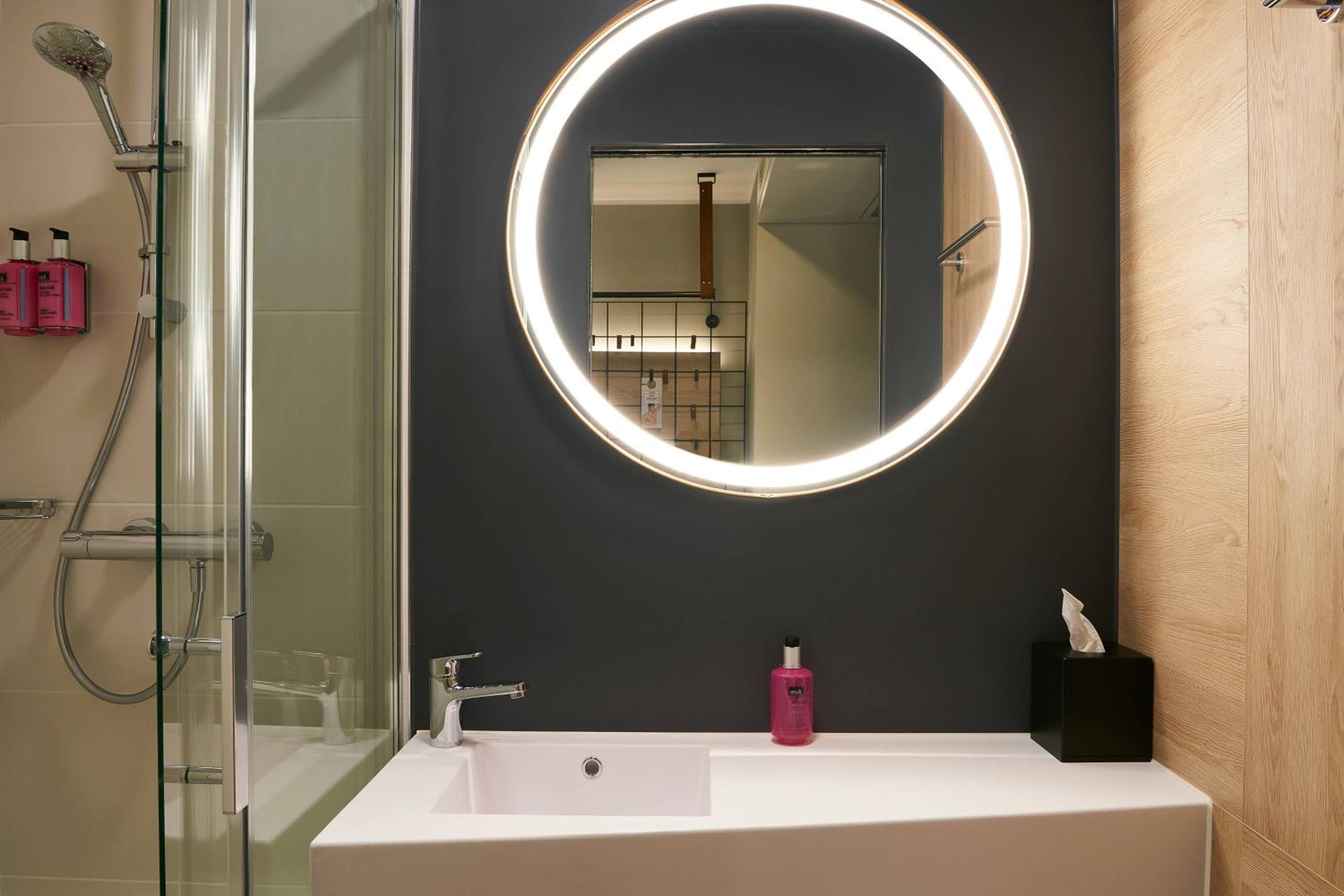 Moxy Queen Room - Photo 5