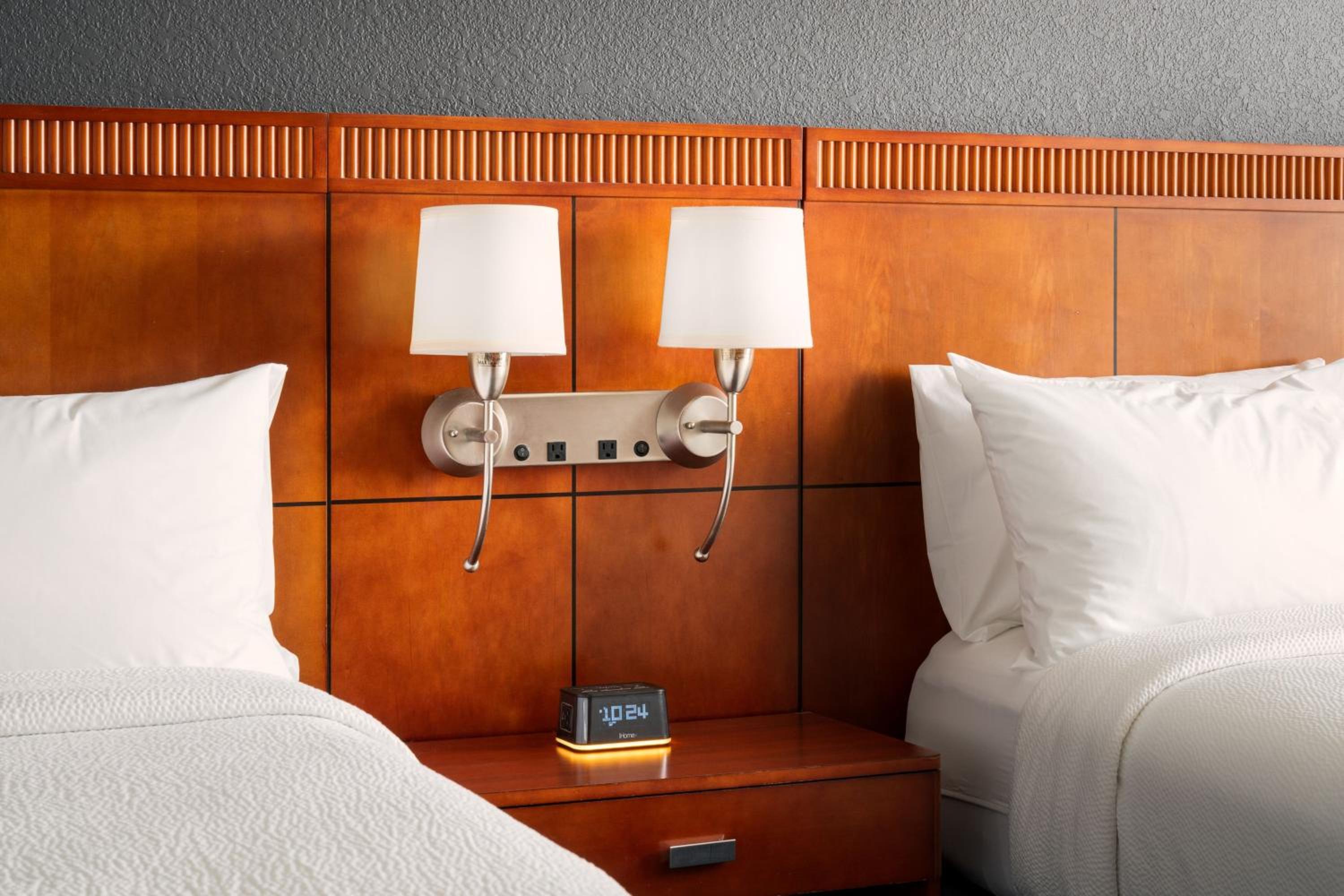 Queen Room with Two Queen Beds - Photo 5