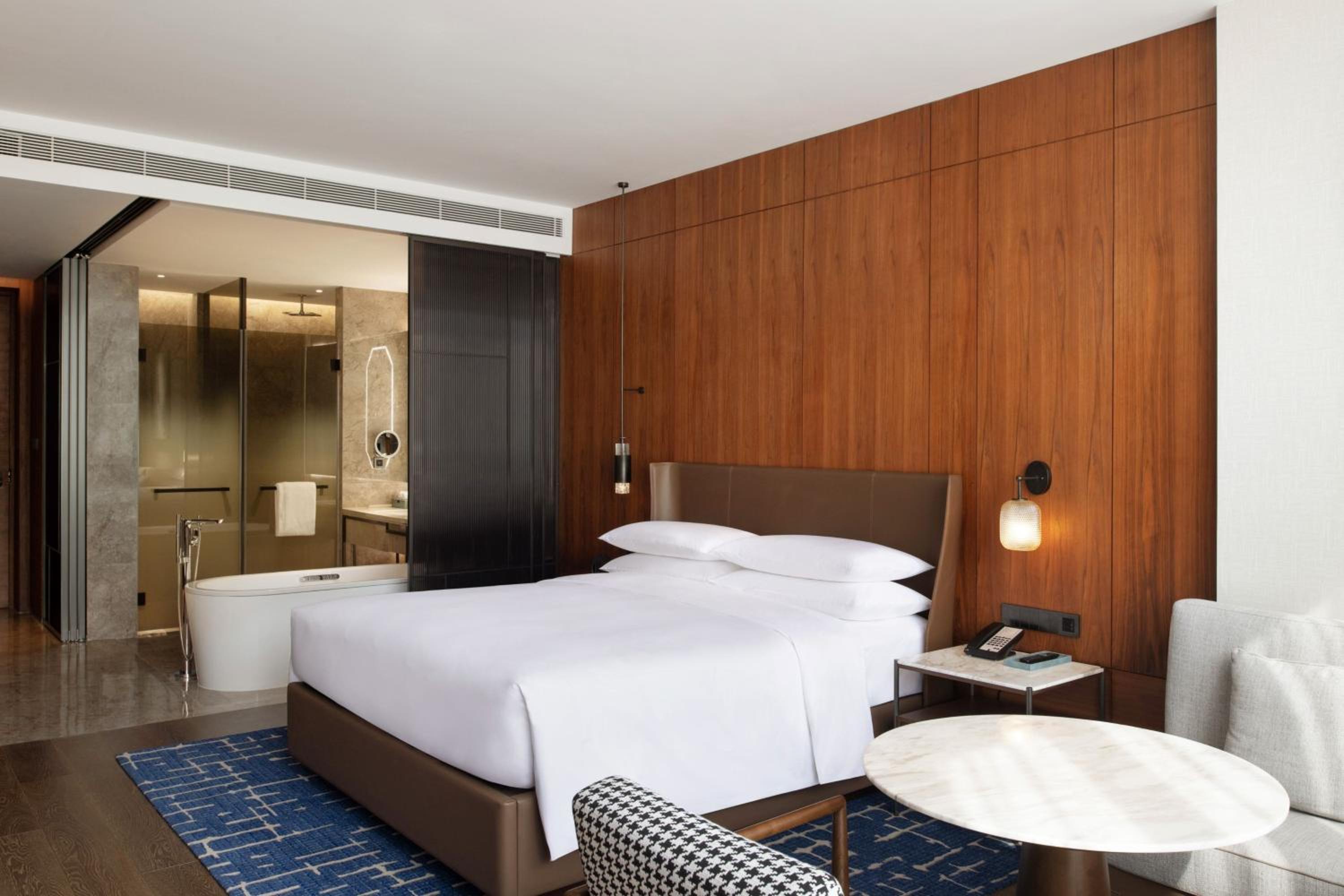 Deluxe King Room with Garden View photo 2