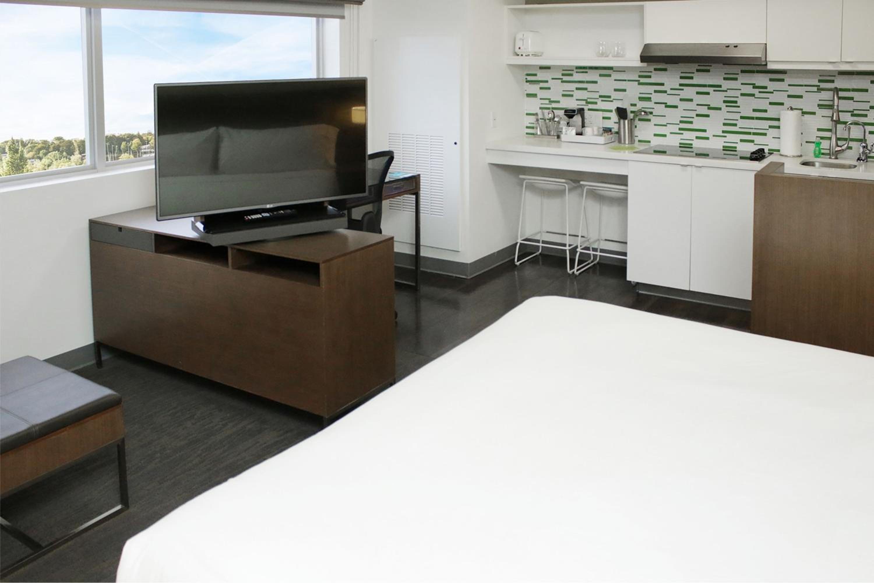 Large King Studio with Sofa Bed and Roll-In Shower - Mobility and Hearing Accessible