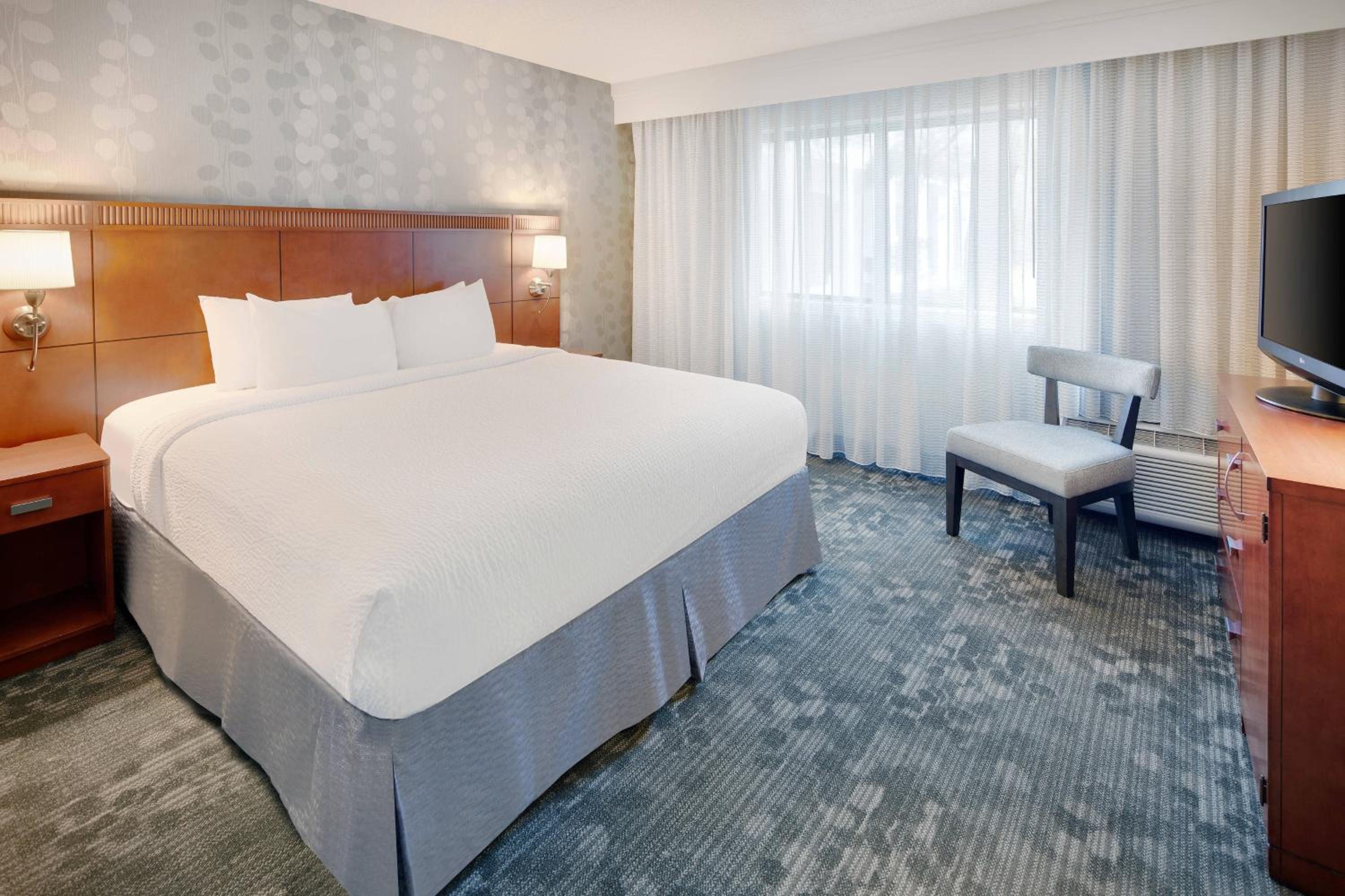 One-Bedroom King Suite with Sofa Bed and Courtyard View photo 1