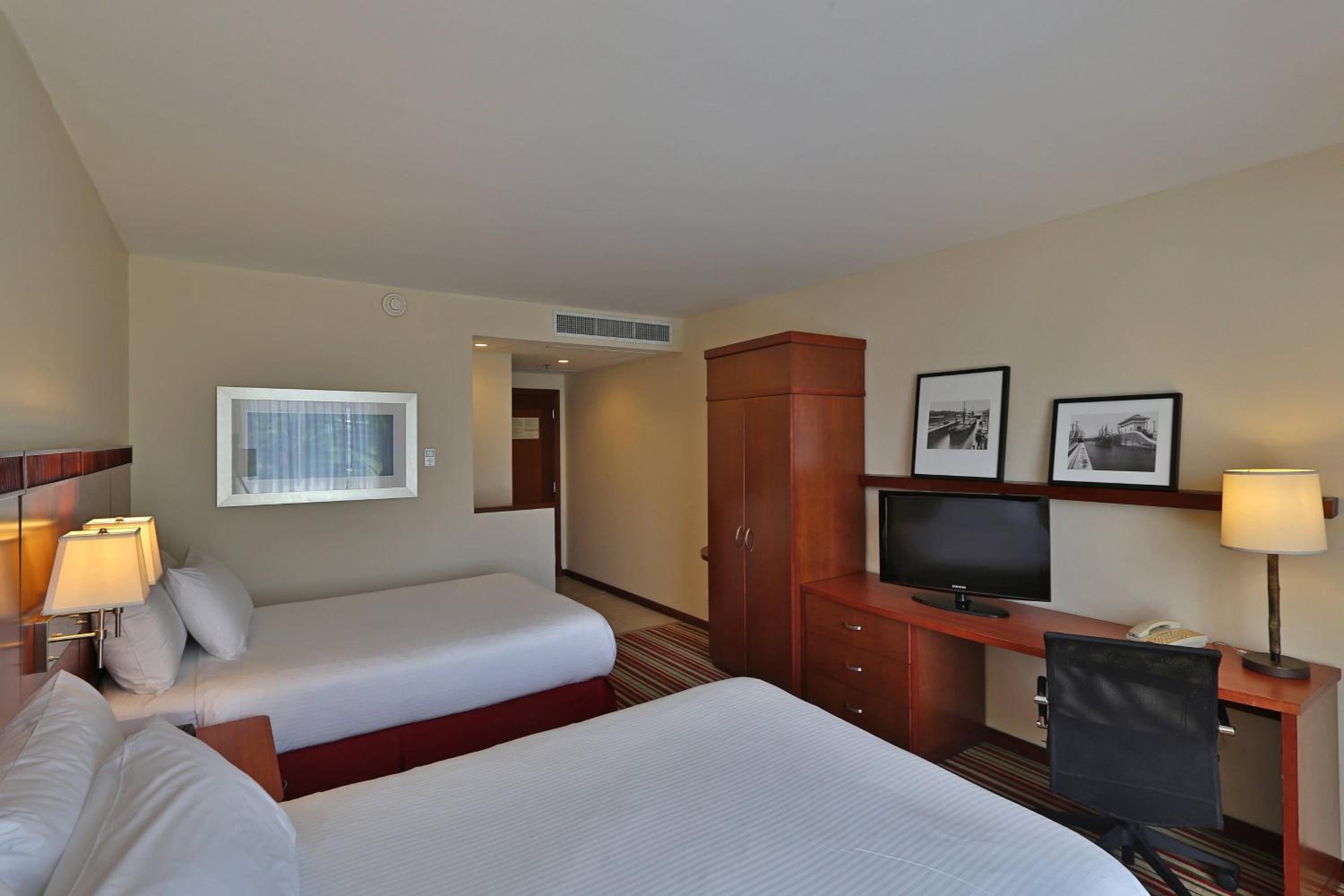 Double Room with Two Double Beds - Photo 2