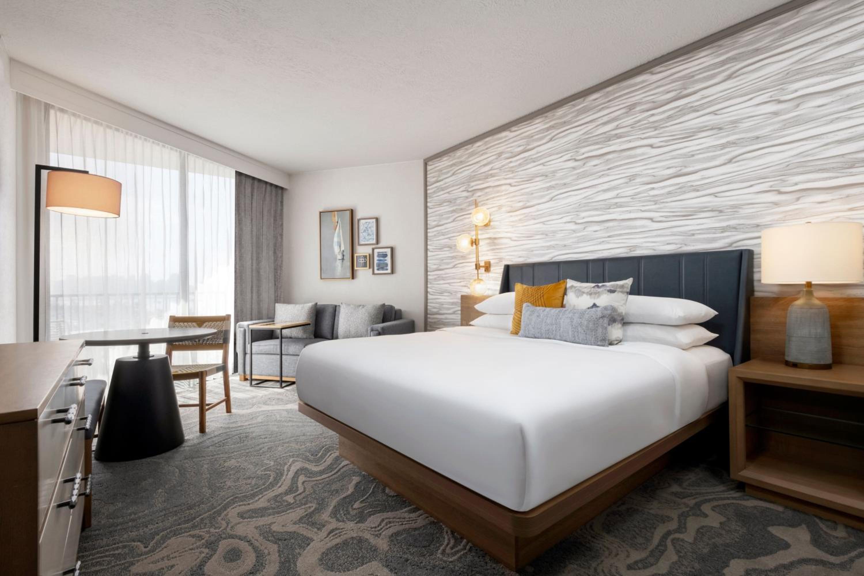 1 King Bed, Marina Tower, Traditional Guest Room - Photo 1