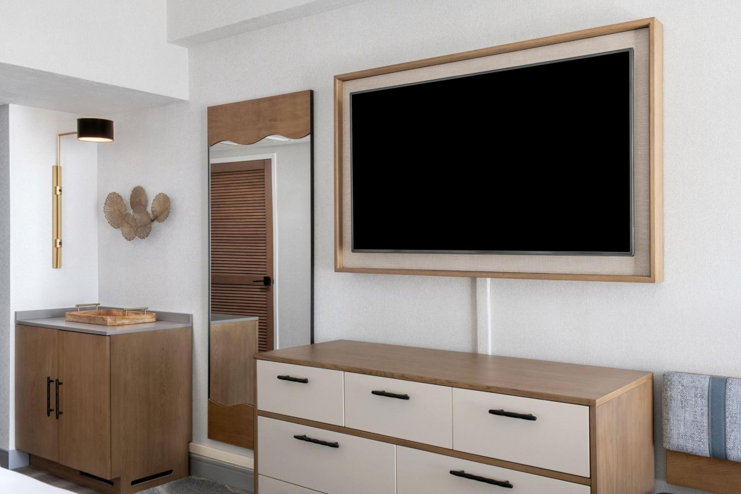2 Double beds, Marina Tower, Traditional Guest Room - Photo 4