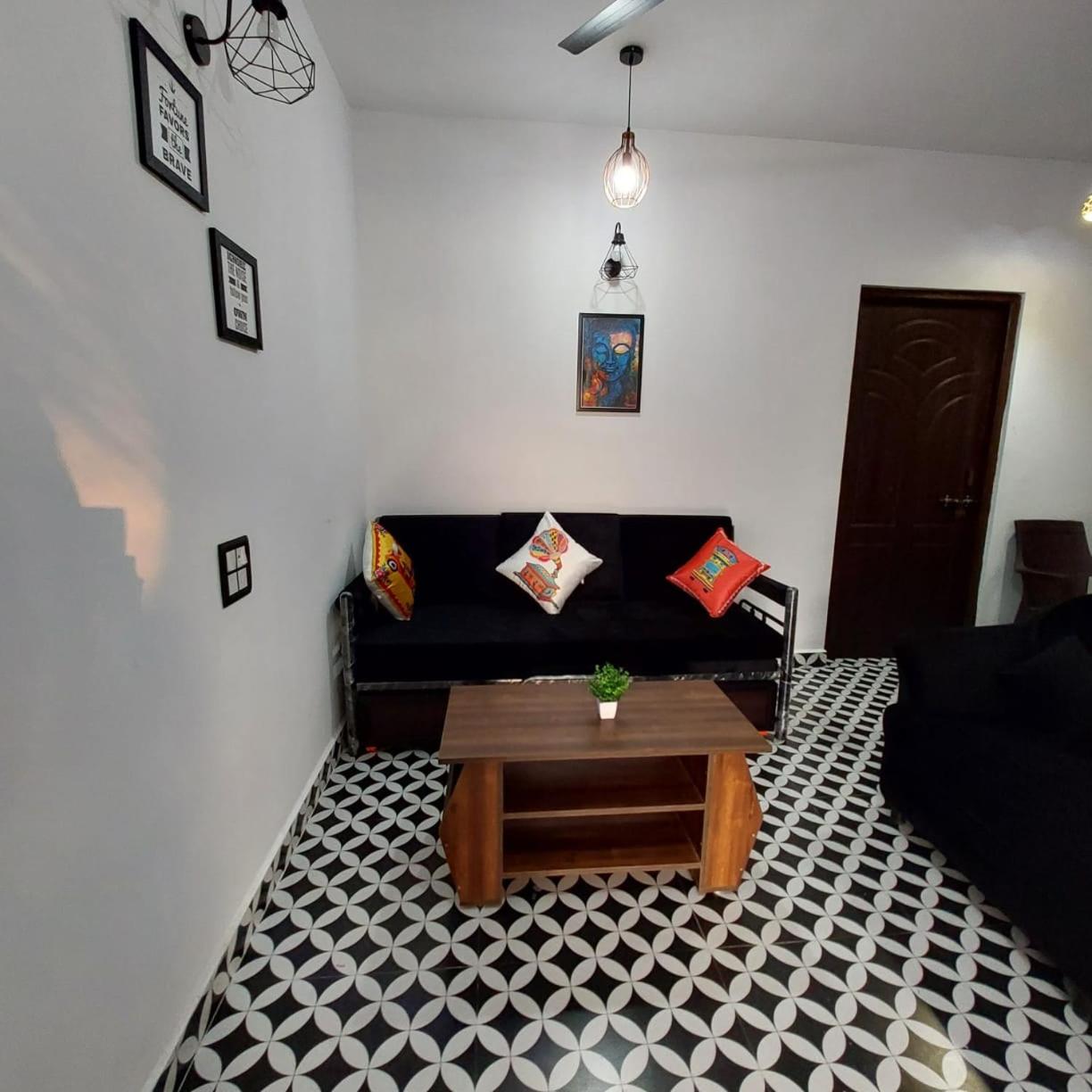 One-Bedroom Apartment photo 1