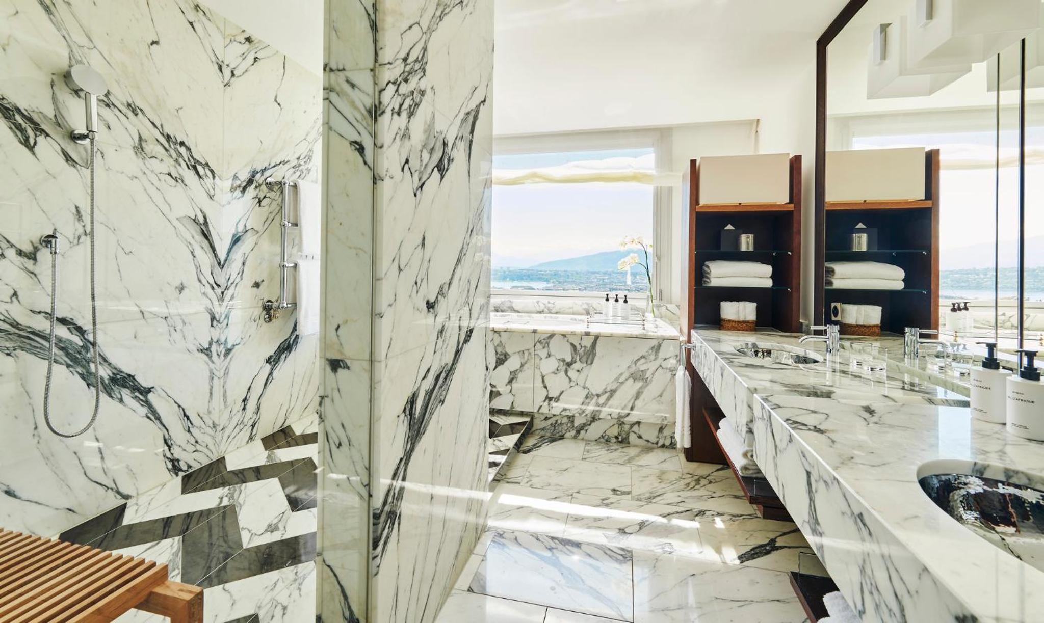 Panoramic Suite with Lake View