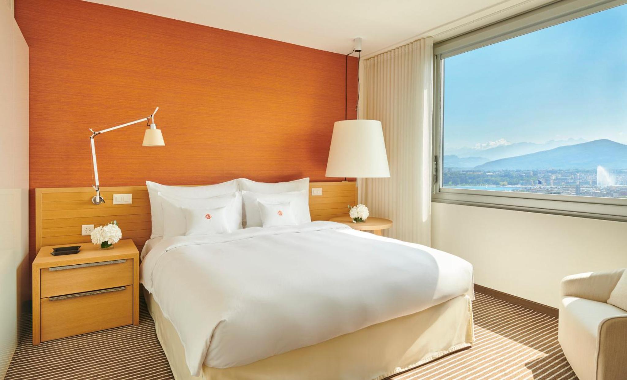 One Bedroom Suite with Lake View thumbnail 5