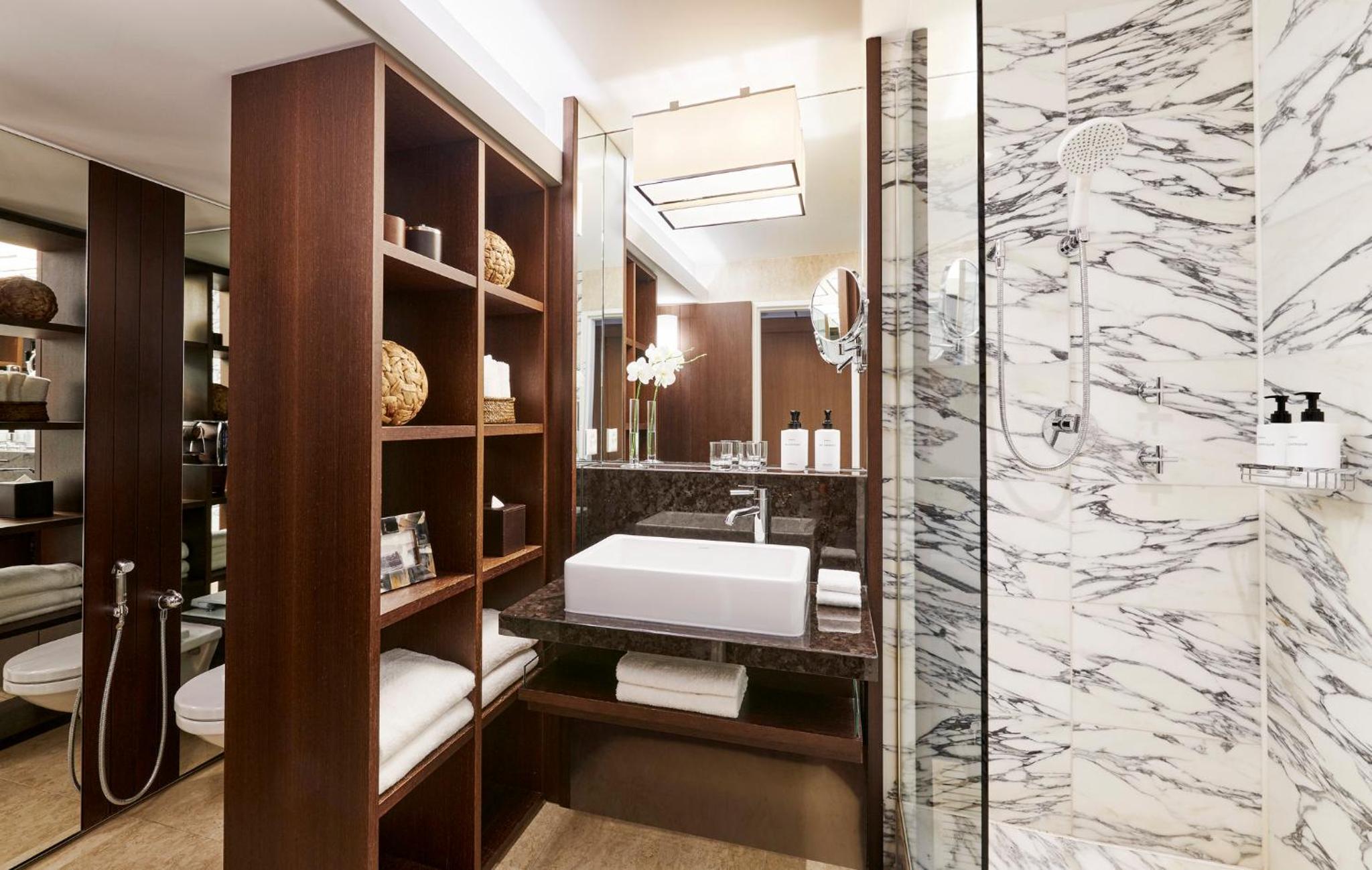 One-Bedroom Suite thumbnail 6