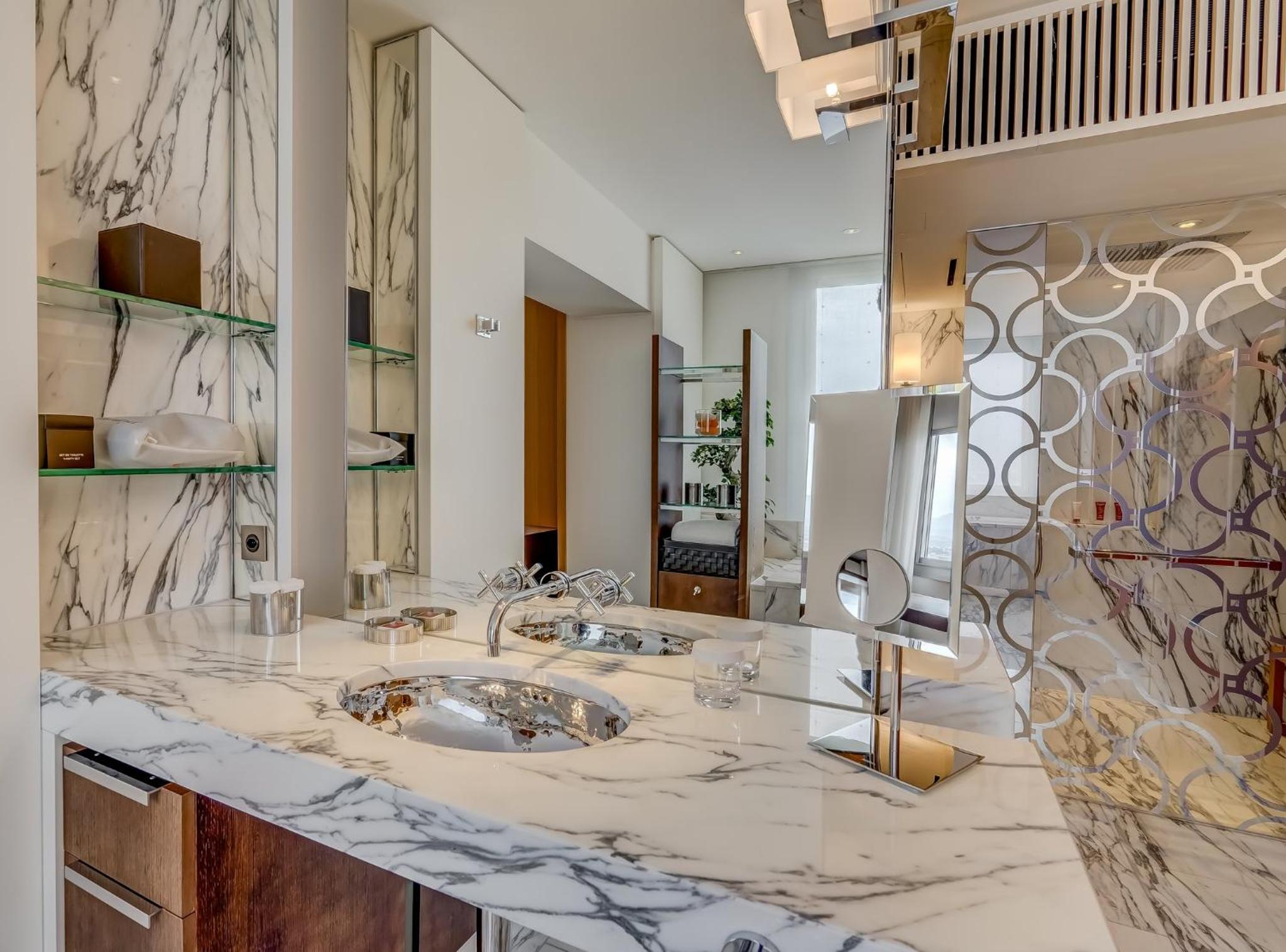 Presidential Suite with Lake View thumbnail 5