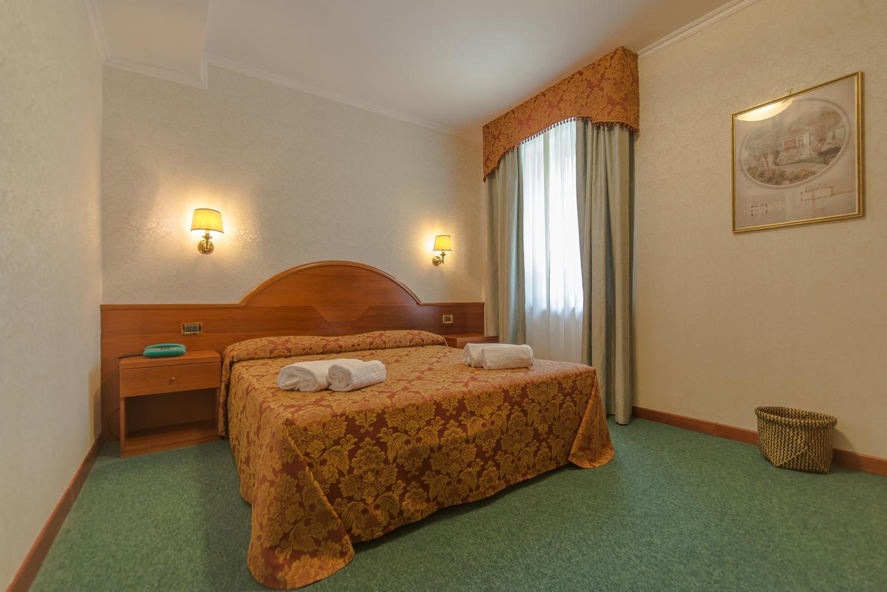 Standard Double or Twin Room - Photo 1