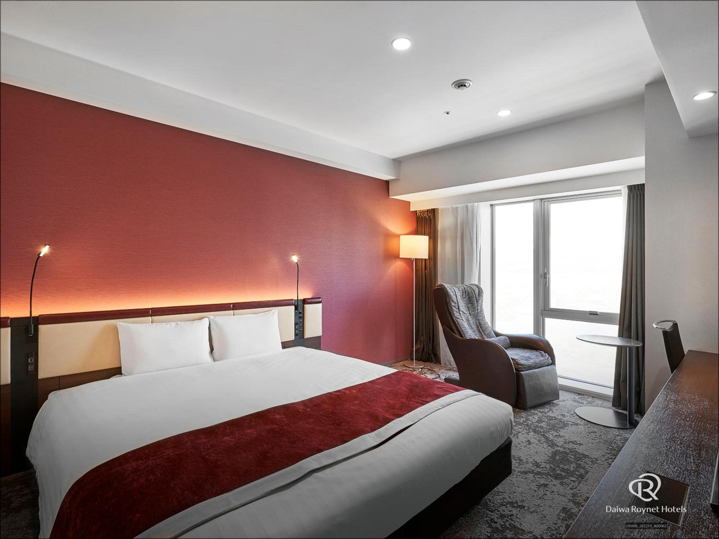 Deluxe King Room with No View - Photo 1