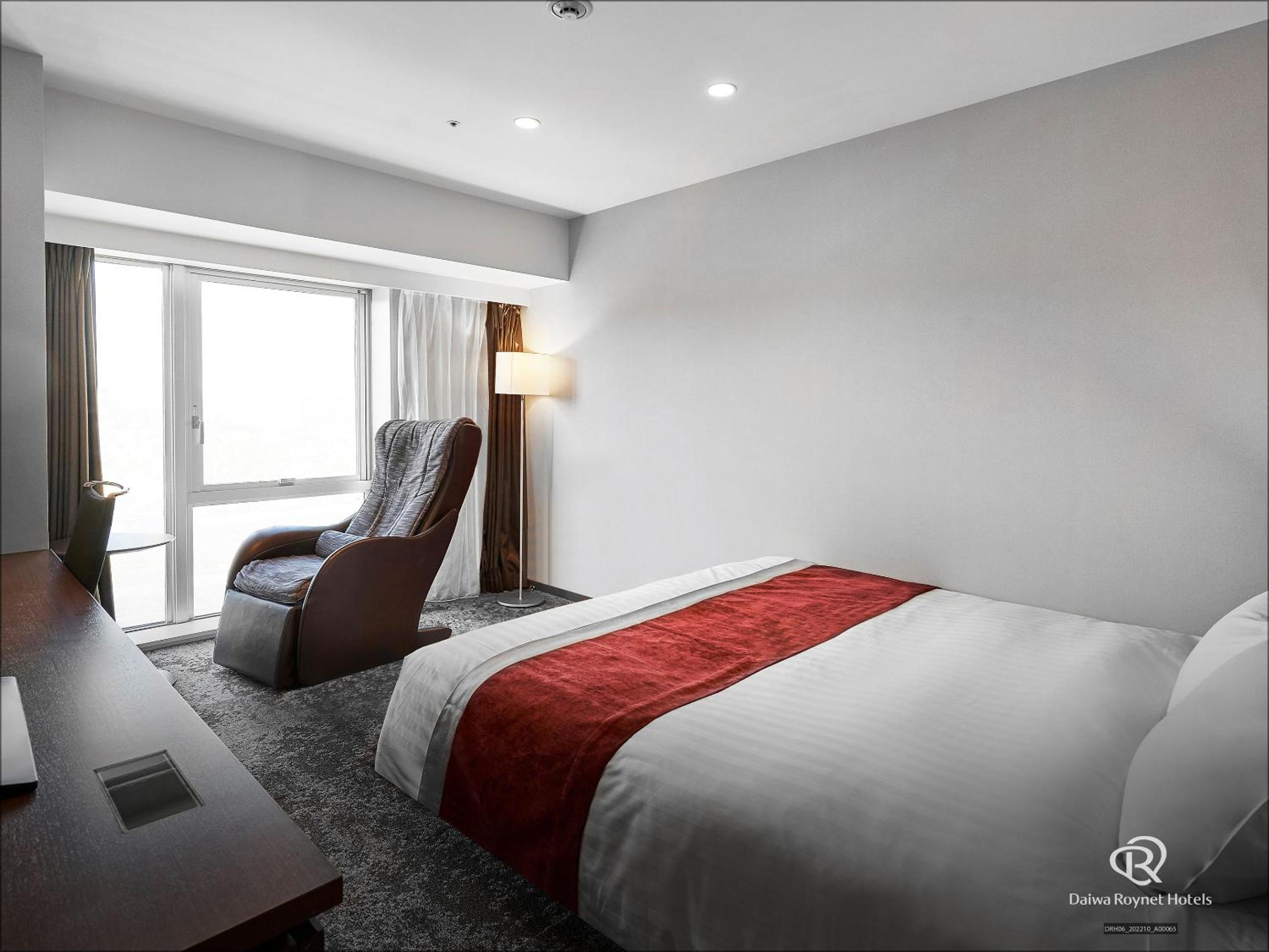 Deluxe King Room with No View - Photo 6