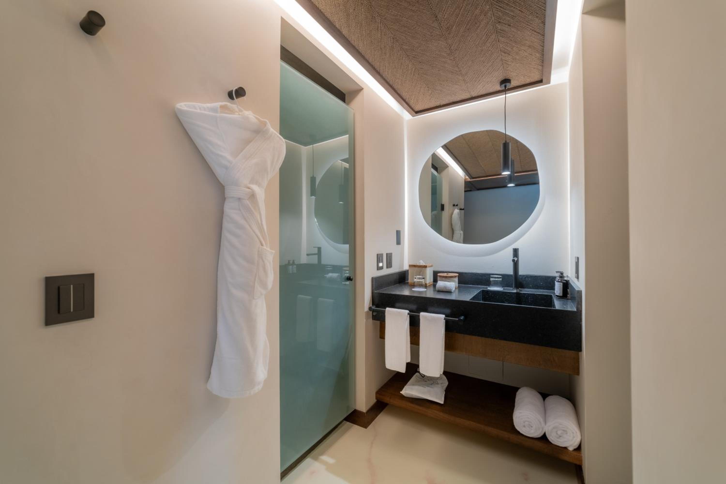 King Room with Side Sea View - Non-Smoking - Photo 5