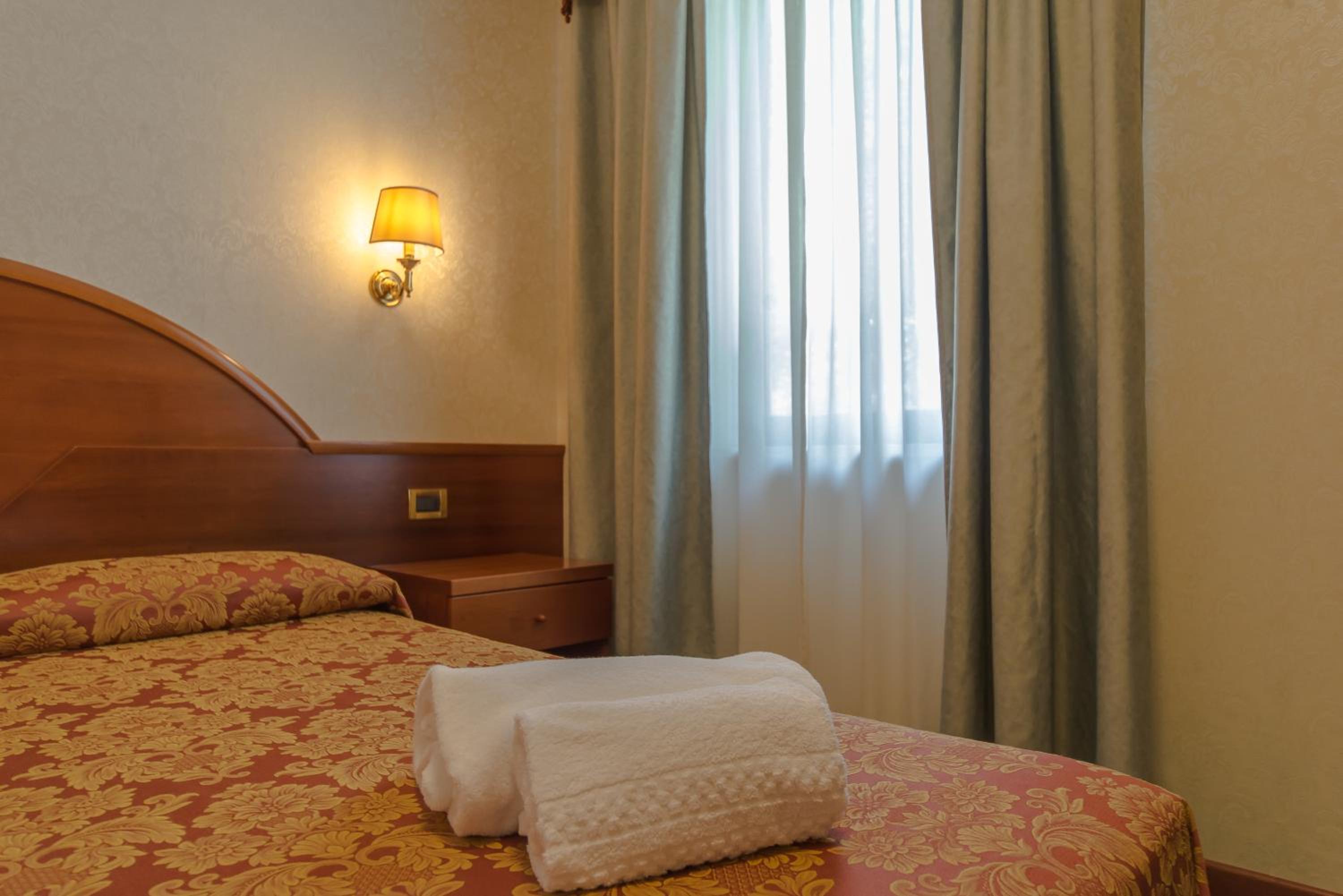 Standard Double or Twin Room - Photo 5