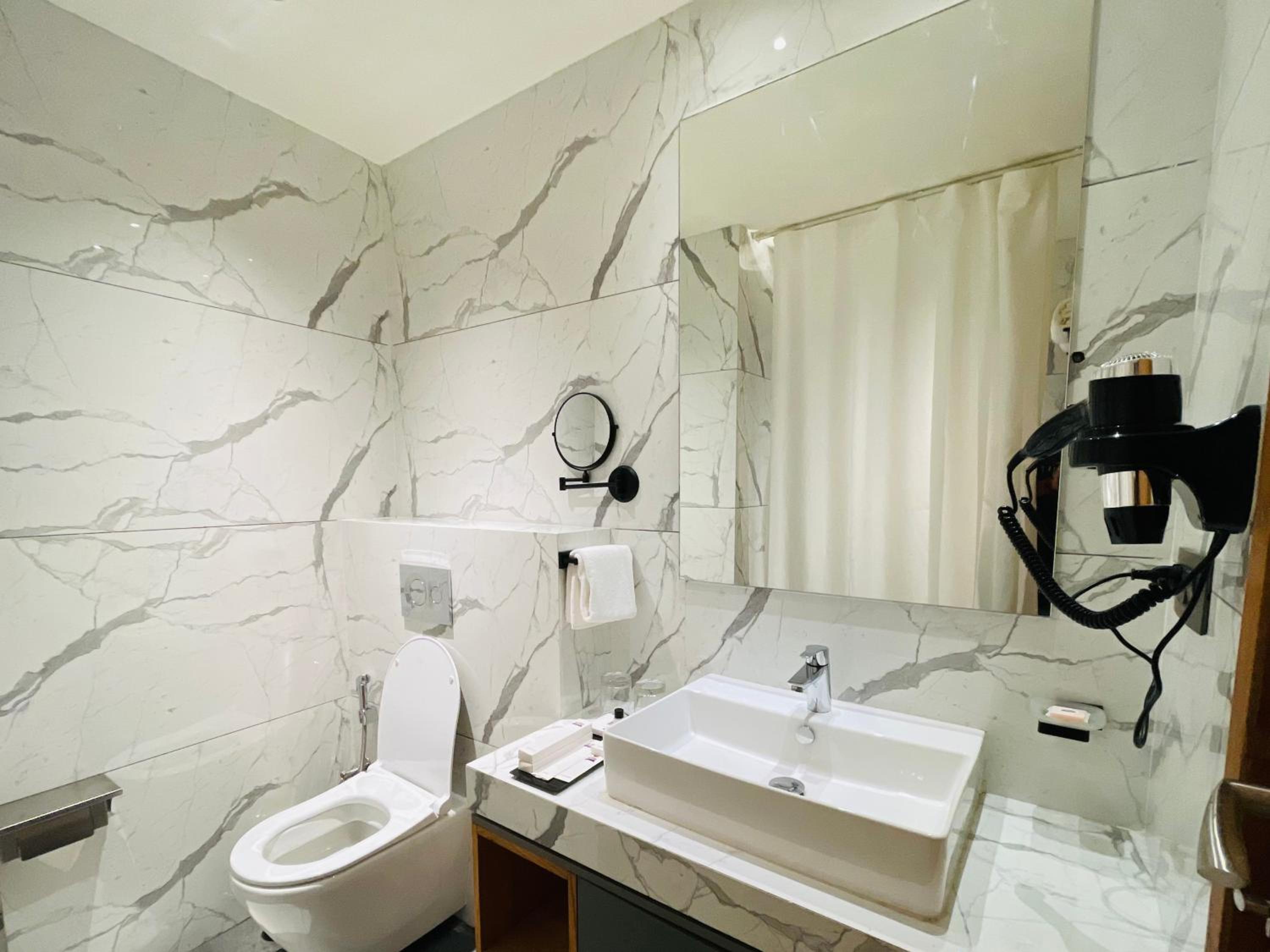 One Bedroom Suite King - Photo 3