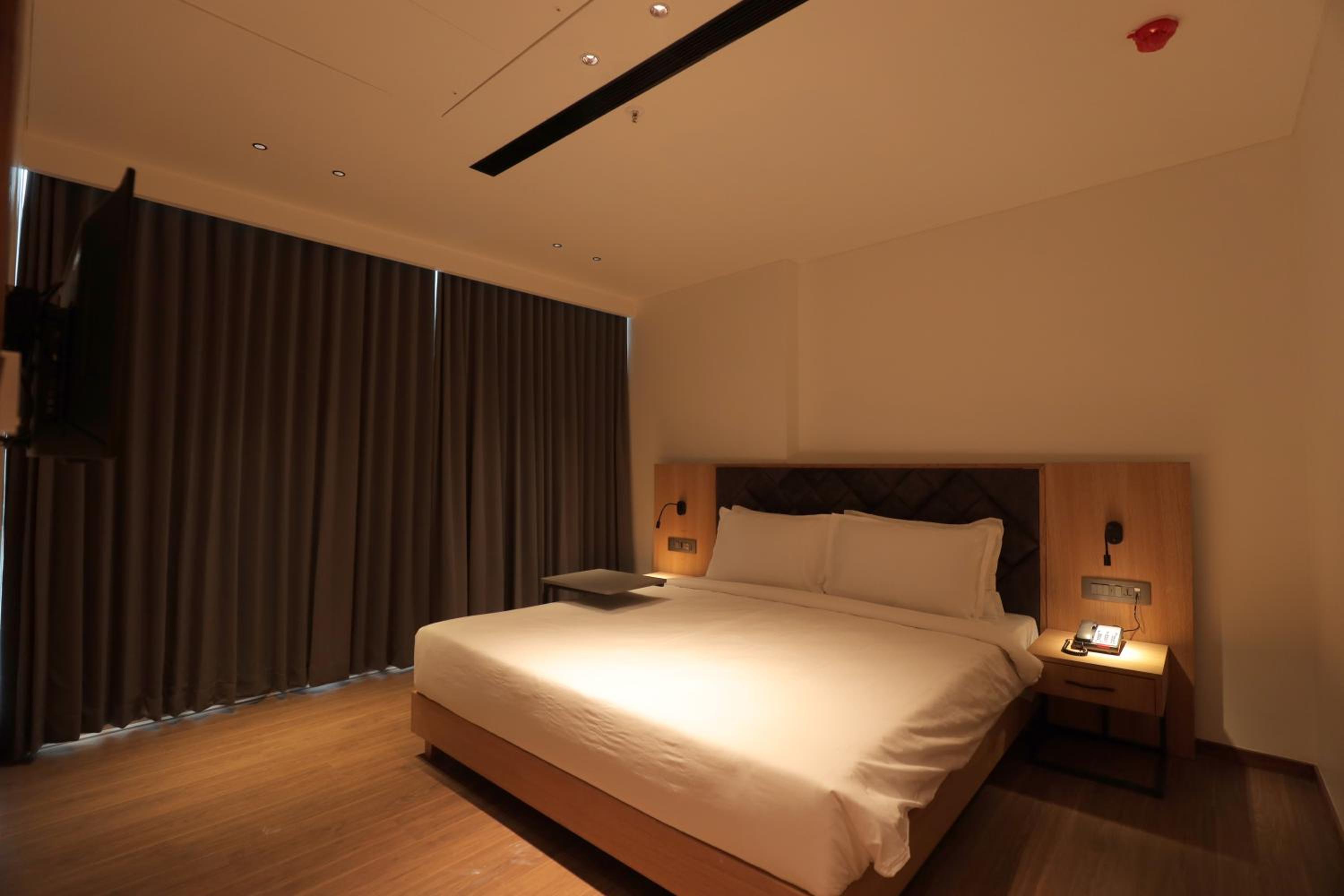 One Bedroom Suite King - Photo 13