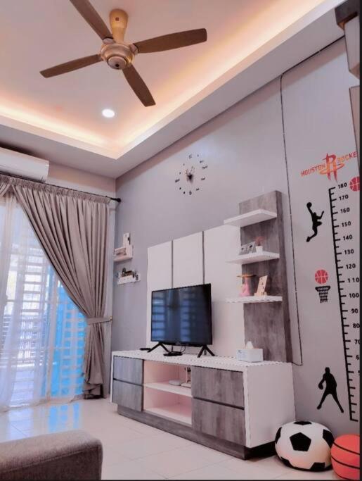 Three-Bedroom House photo 2