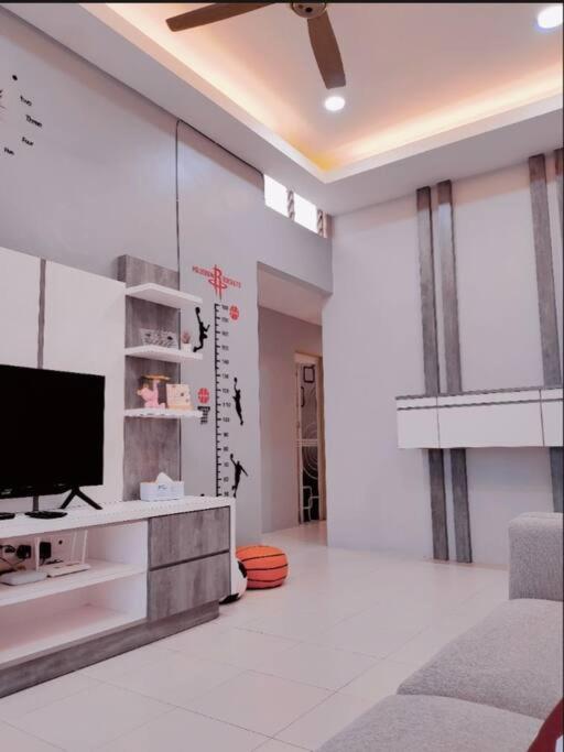 Three-Bedroom House photo 3