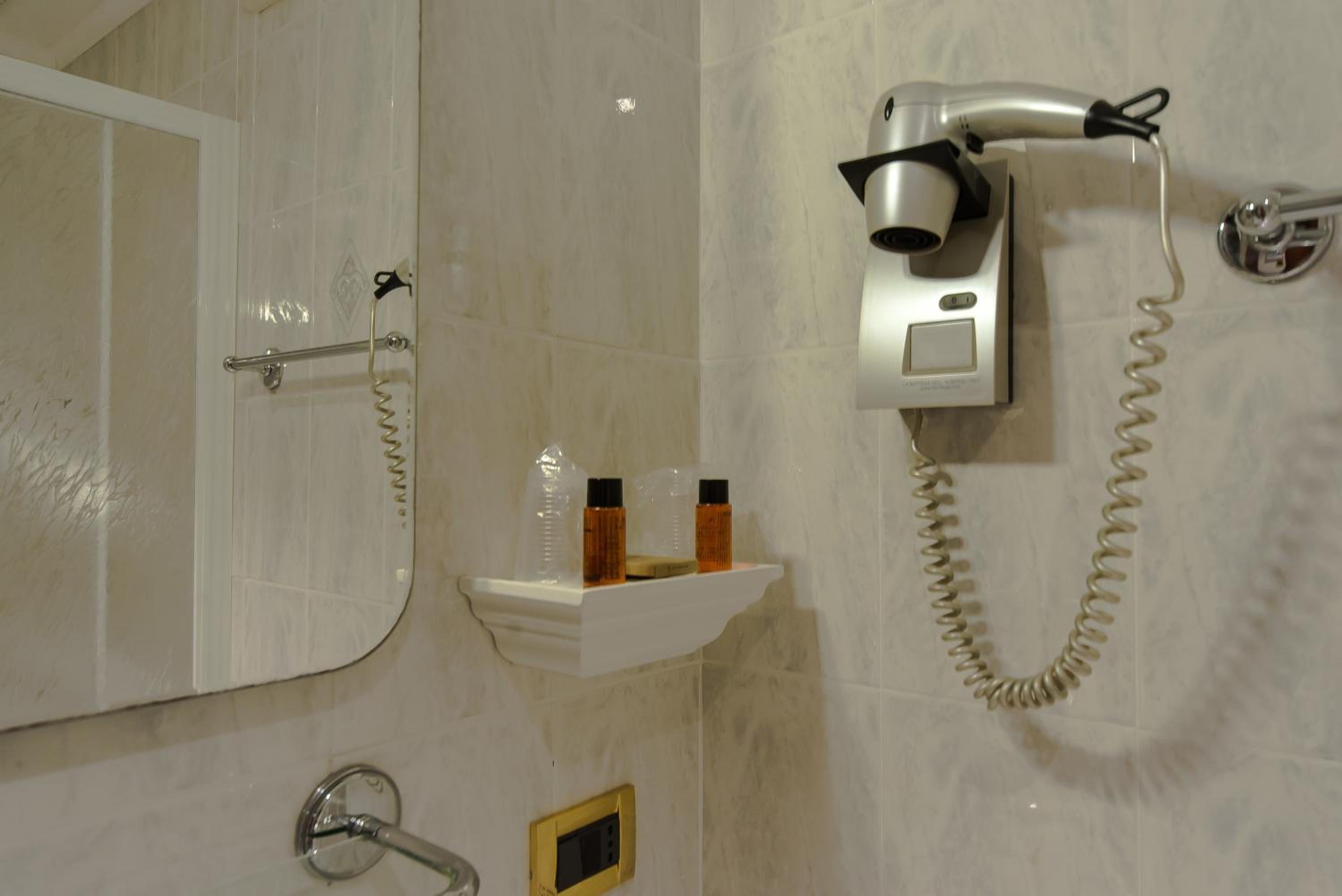 Standard Double or Twin Room - Photo 3