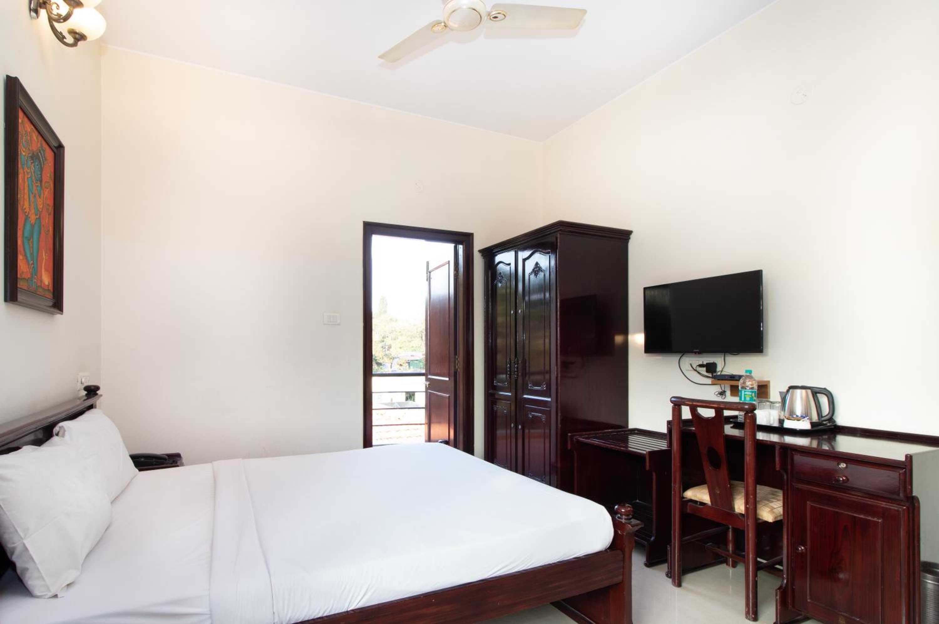 Queen Room with Balcony - Photo 6