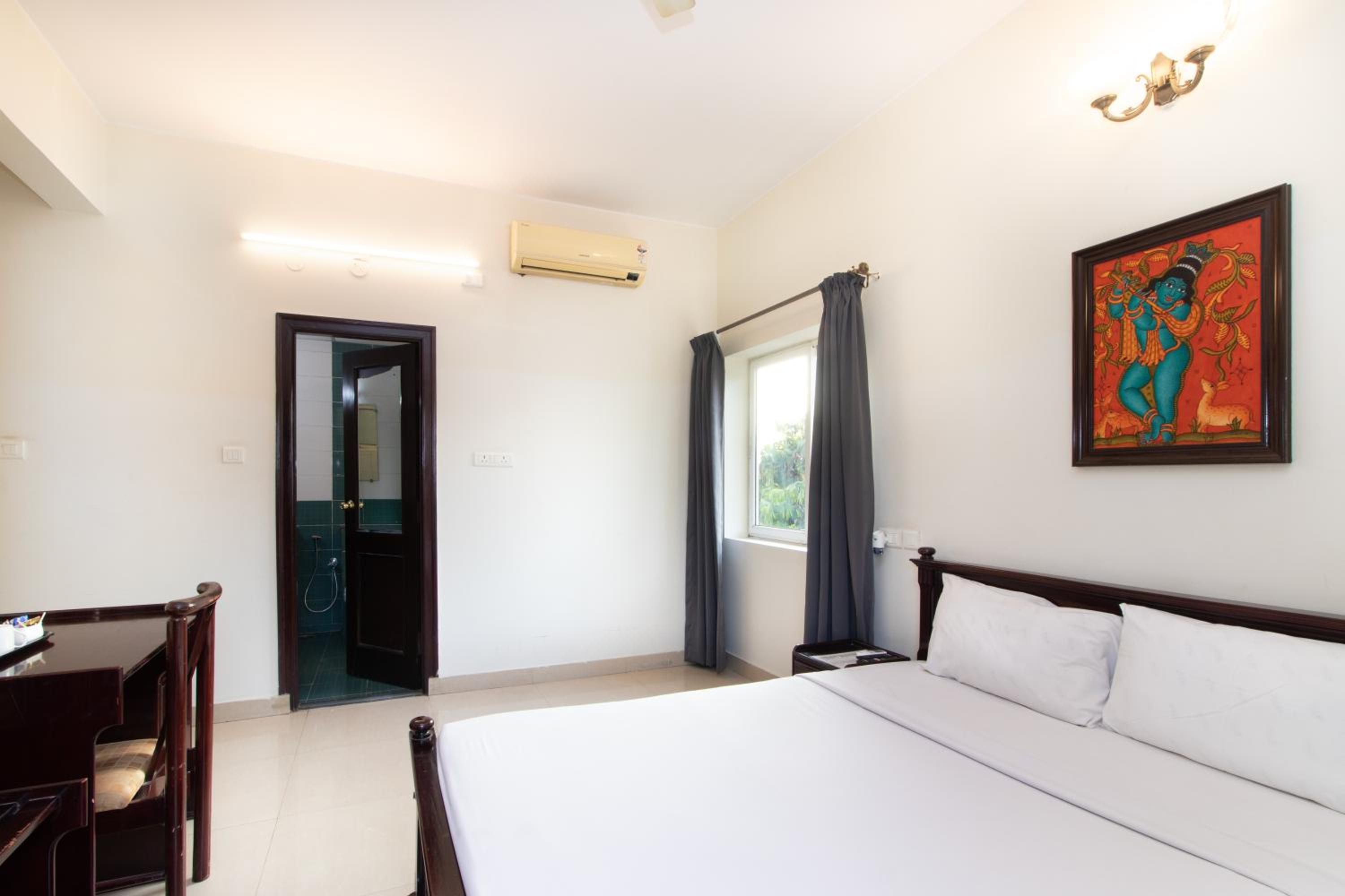 Queen Room with Balcony - Photo 8