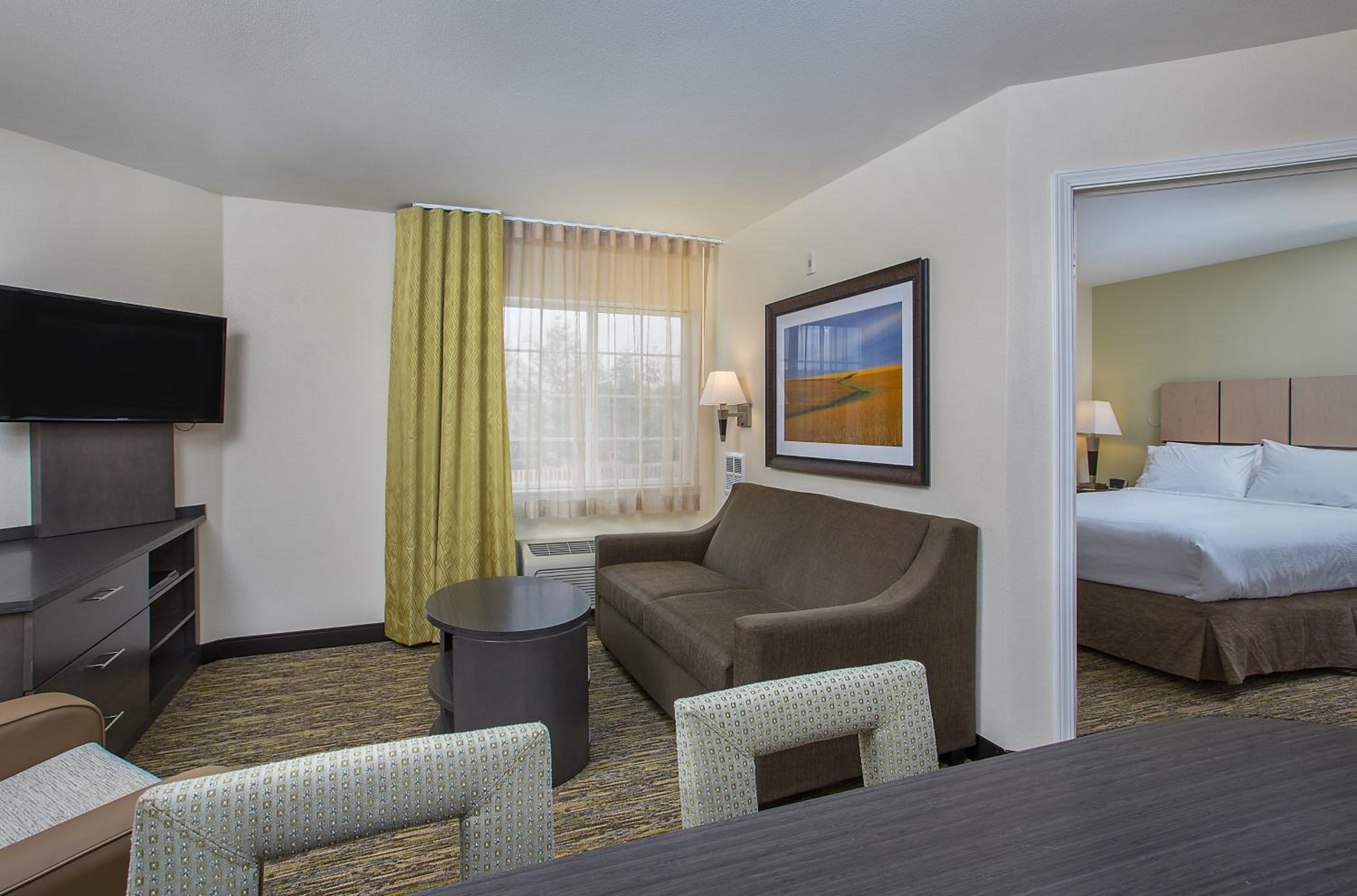One-Bedroom Queen Suite - Photo 4
