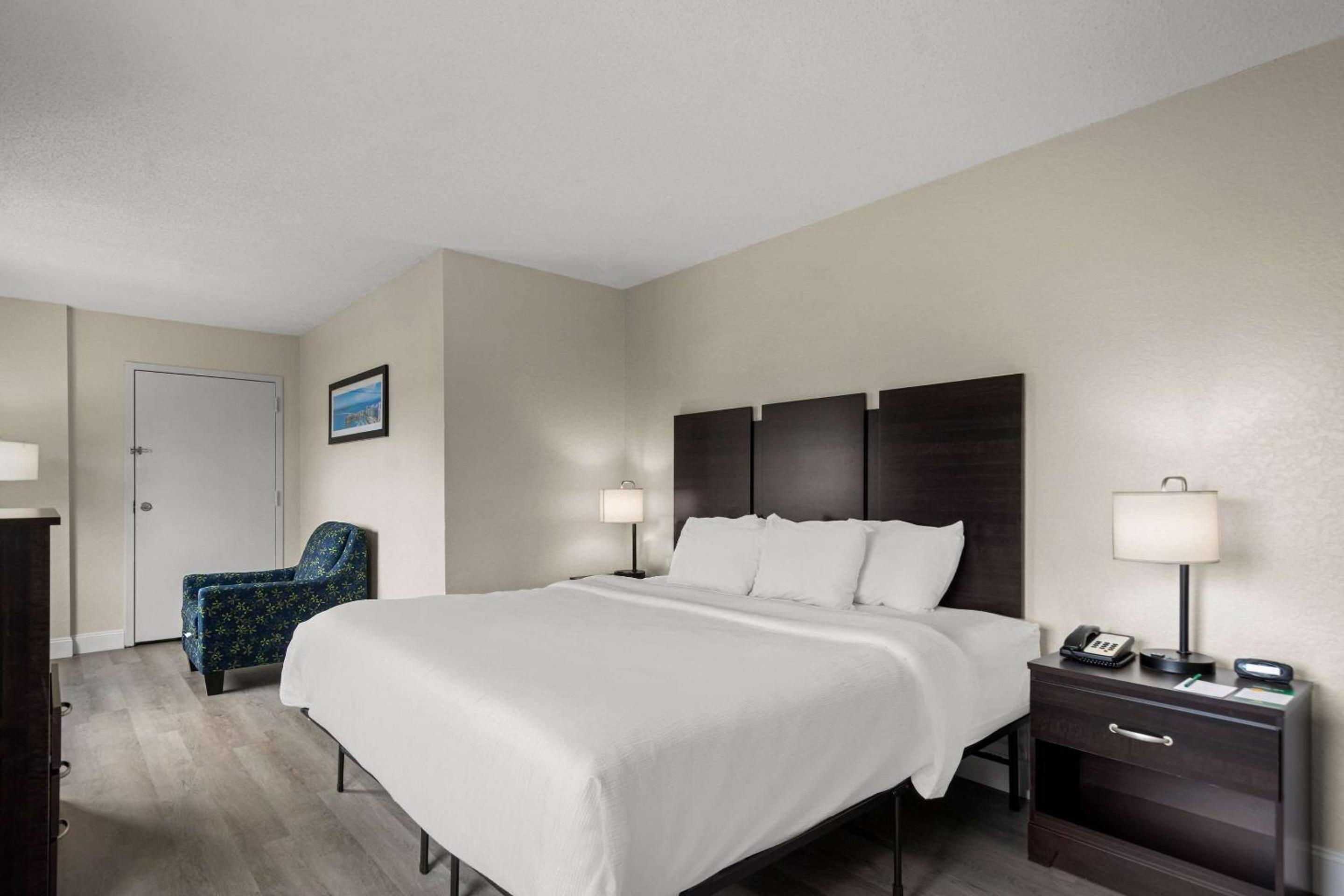 King Room - Accessible/Non-Smoking - Photo 1