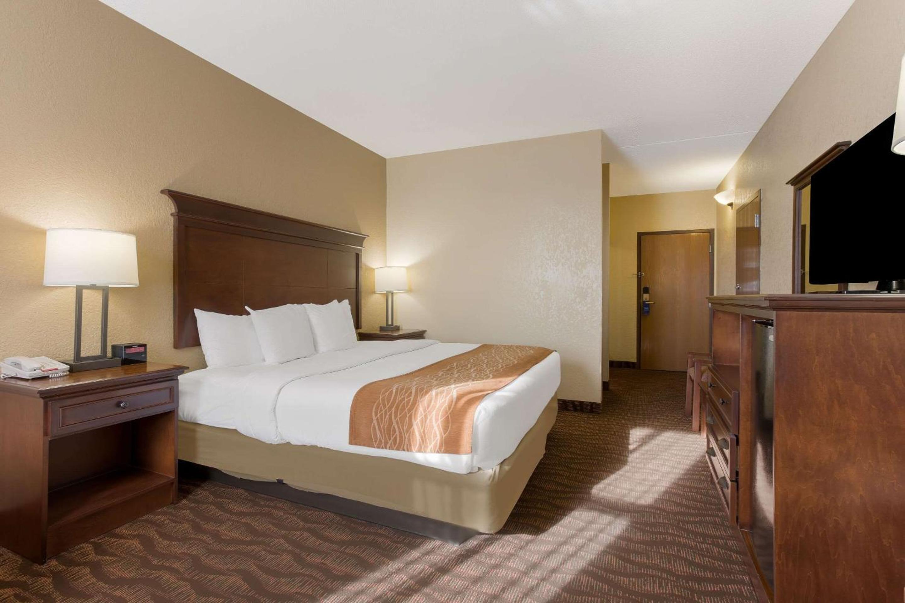 King Room - Non-Smoking - Photo 5