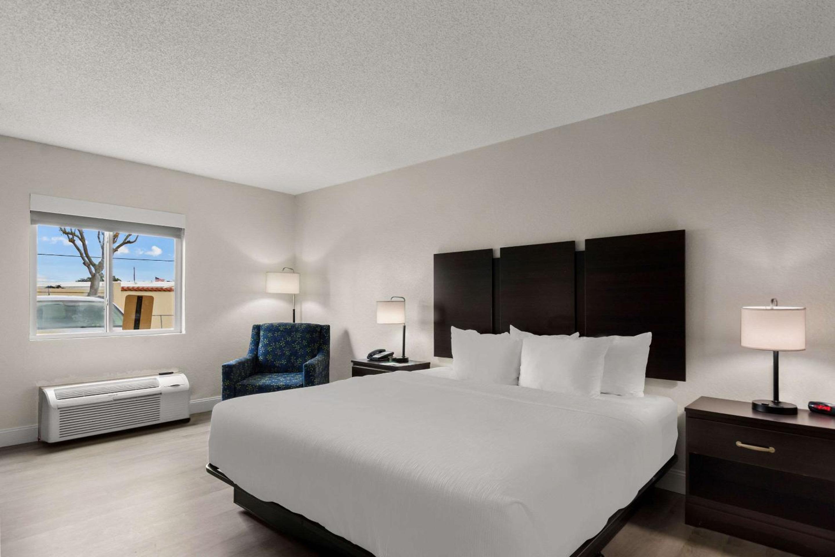 King Room - Accessible/Non-Smoking - Photo 3