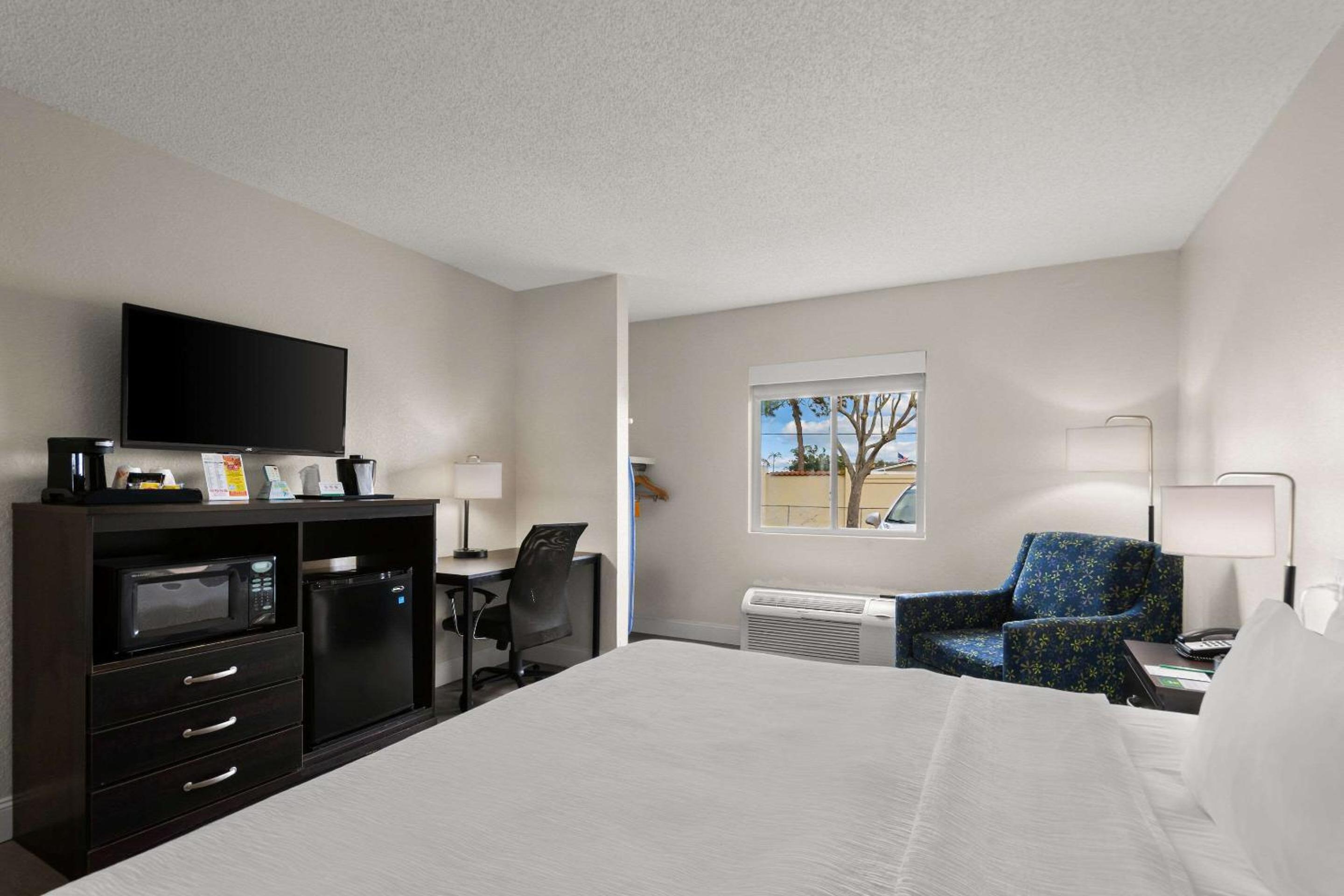 King Room with Roll in Shower - Mobility Accessible/Non-Smoking - Photo 3