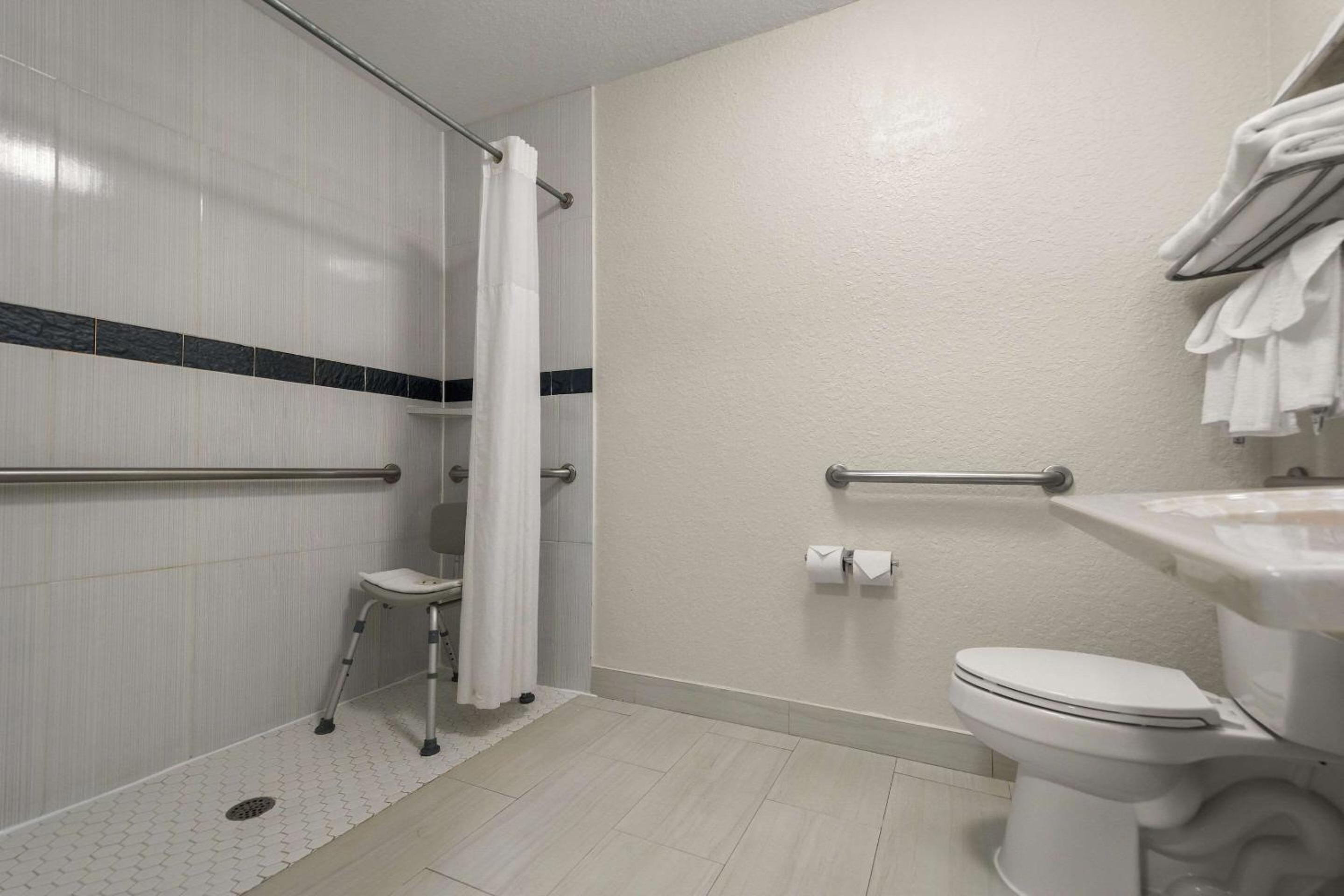King Room with Roll in Shower - Mobility Accessible/Non-Smoking - Photo 4