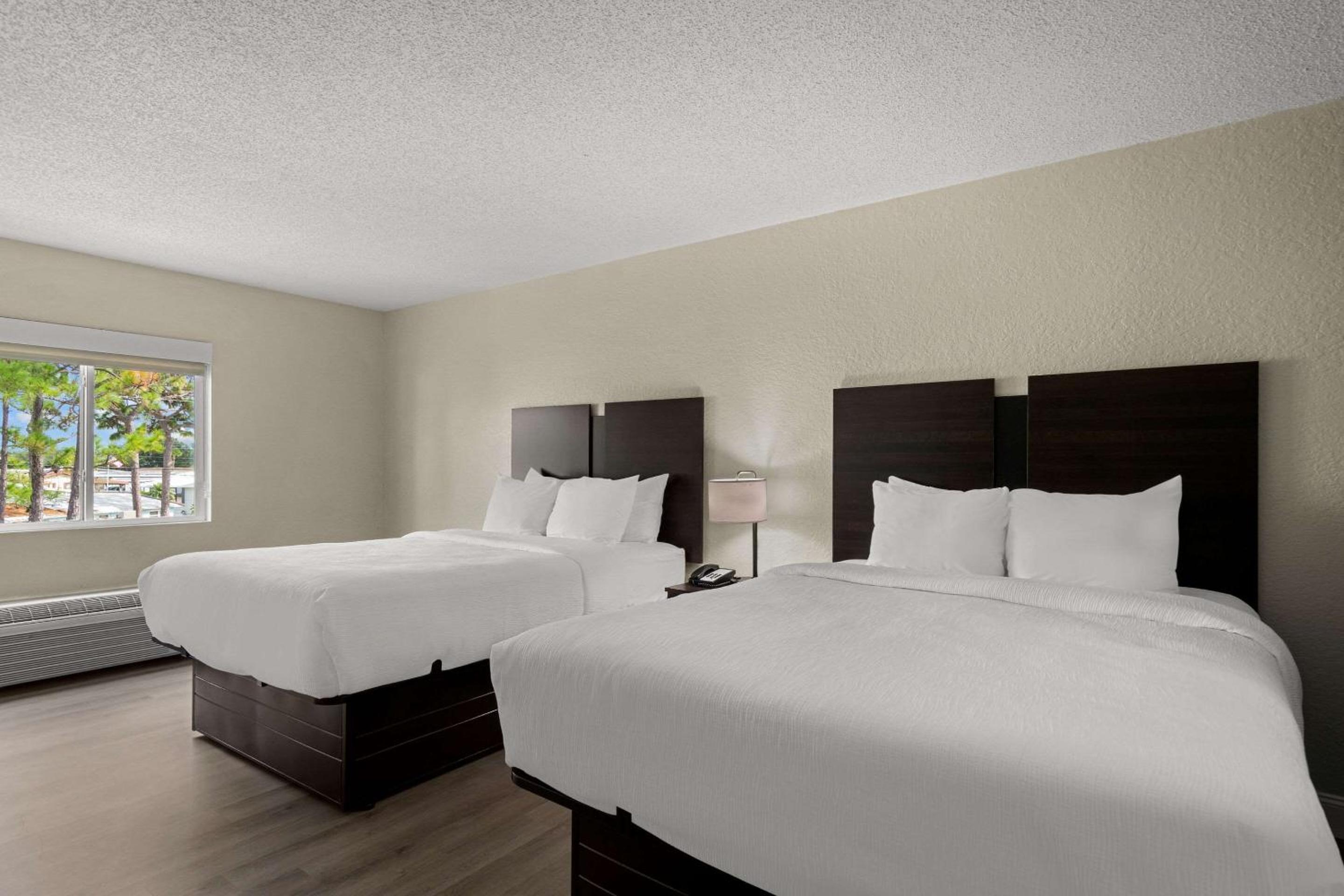Queen Room with Two Queen Beds - Non-Smoking - Photo 1
