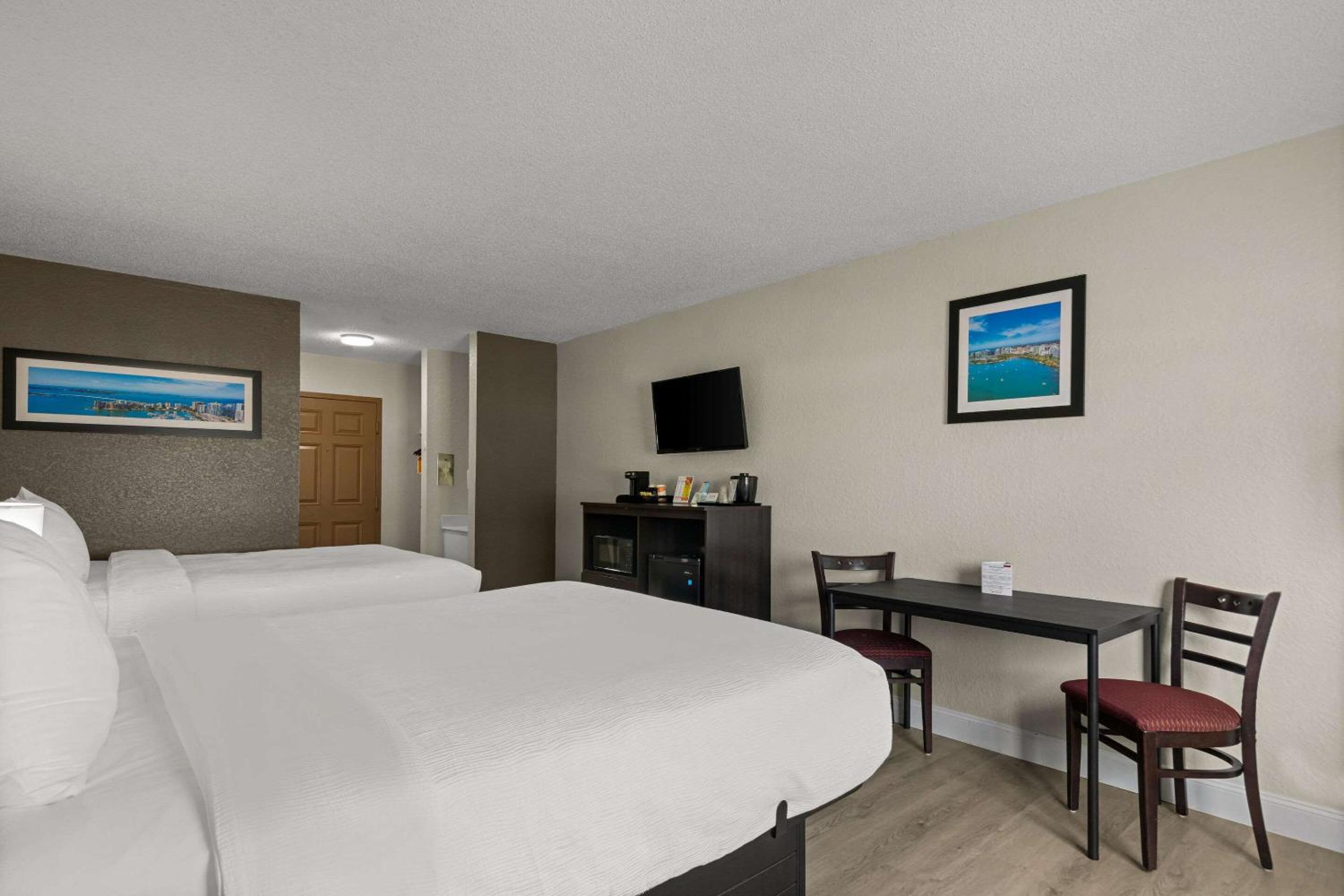 Queen Room with Two Queen Beds - Non-Smoking - Photo 3