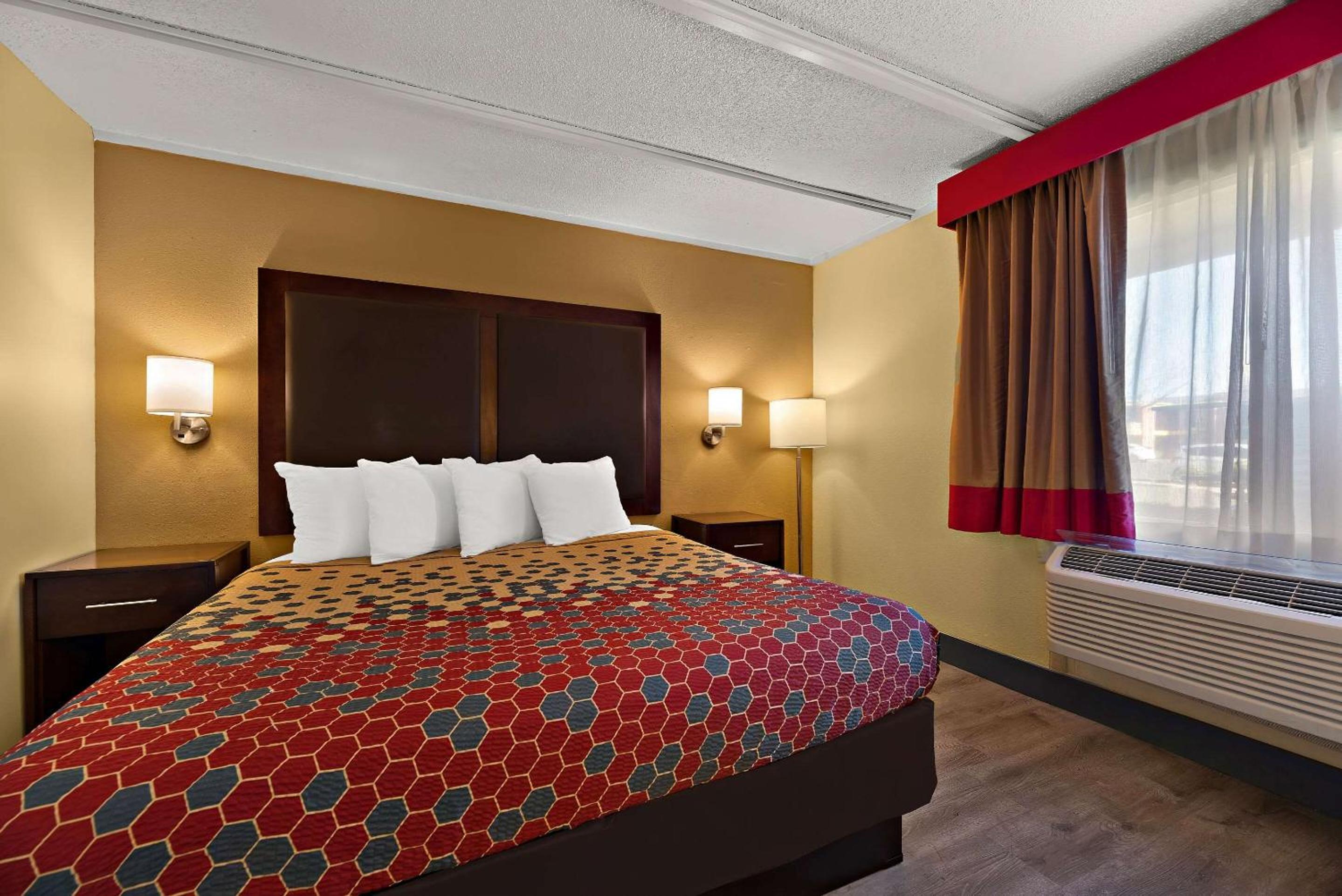 King Room with Roll-In Shower - Disability Access/Non Smoking/Ground floor photo 1