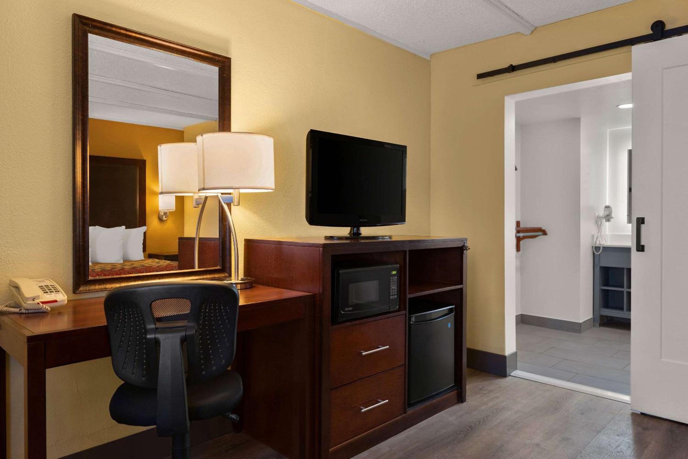 King Room with Roll-In Shower - Disability Access/Non Smoking/Ground floor photo 2