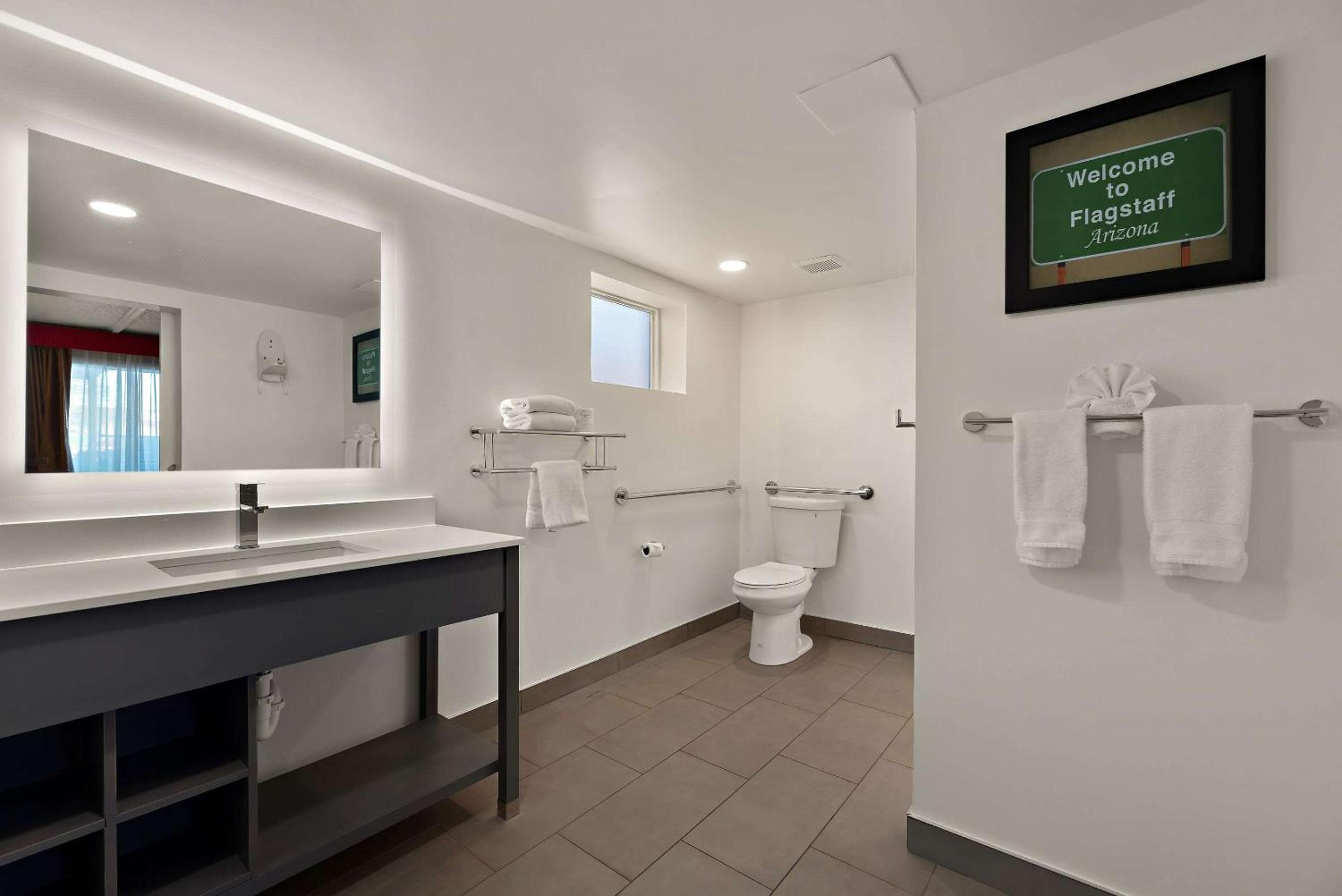 King Room with Roll-In Shower - Disability Access/Non Smoking/Ground floor photo 3
