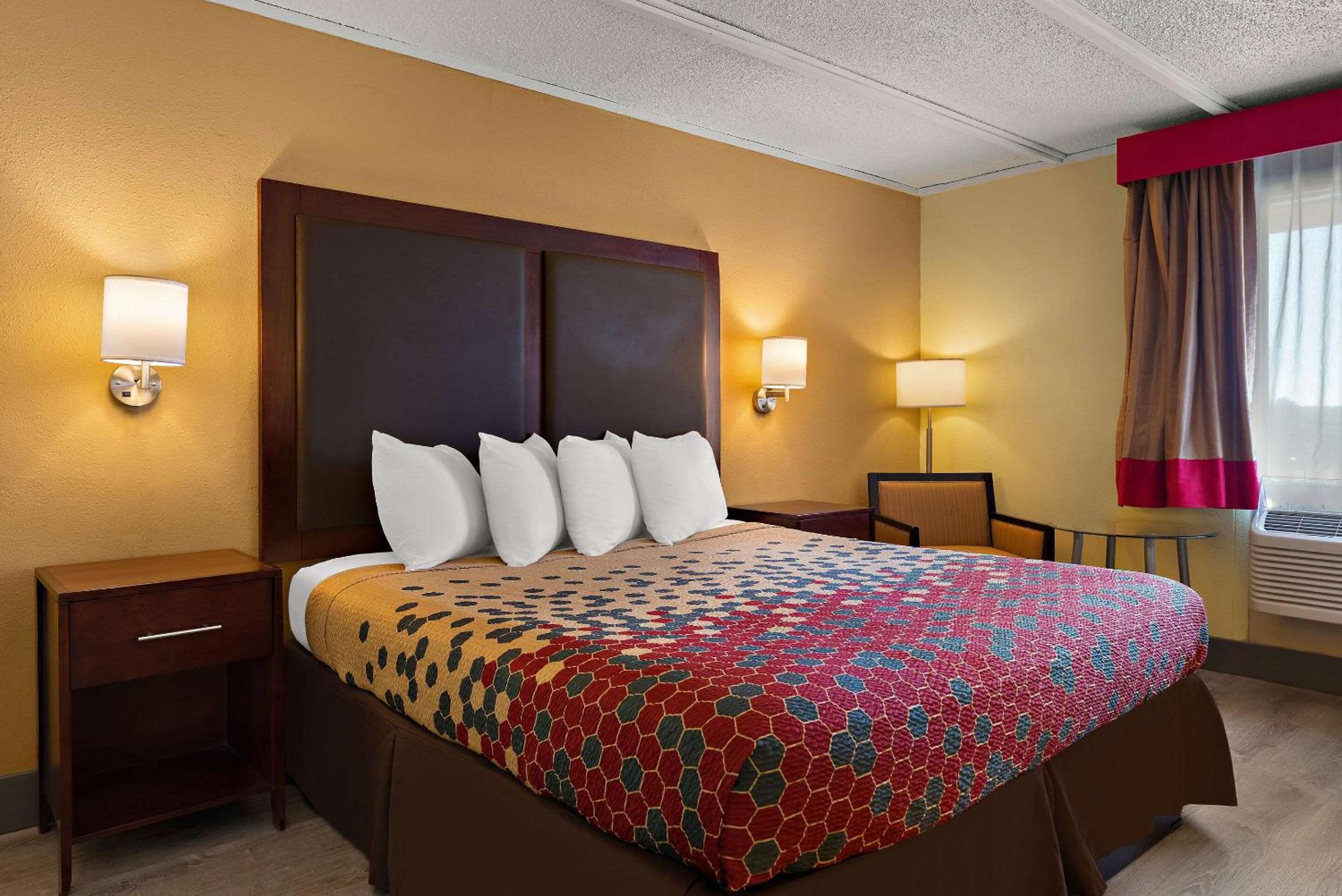 King Room - Non-Smoking - Photo 1