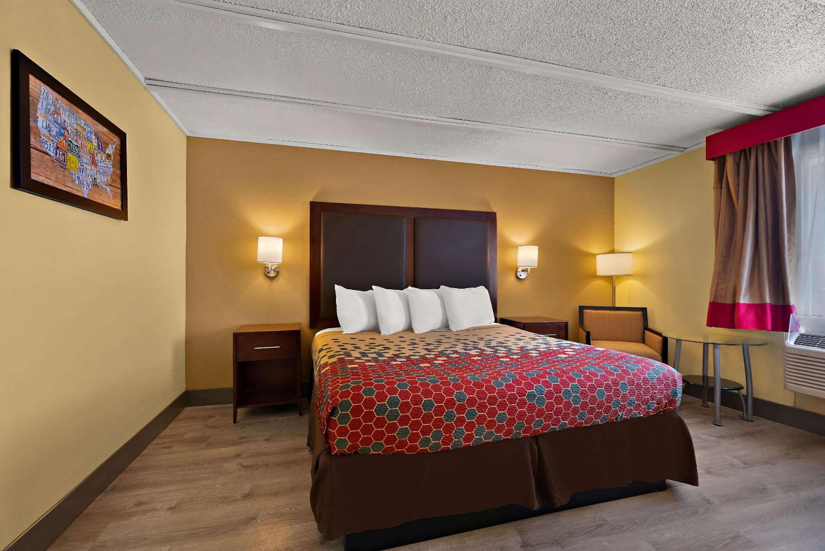 King Room - Non-Smoking - Photo 3