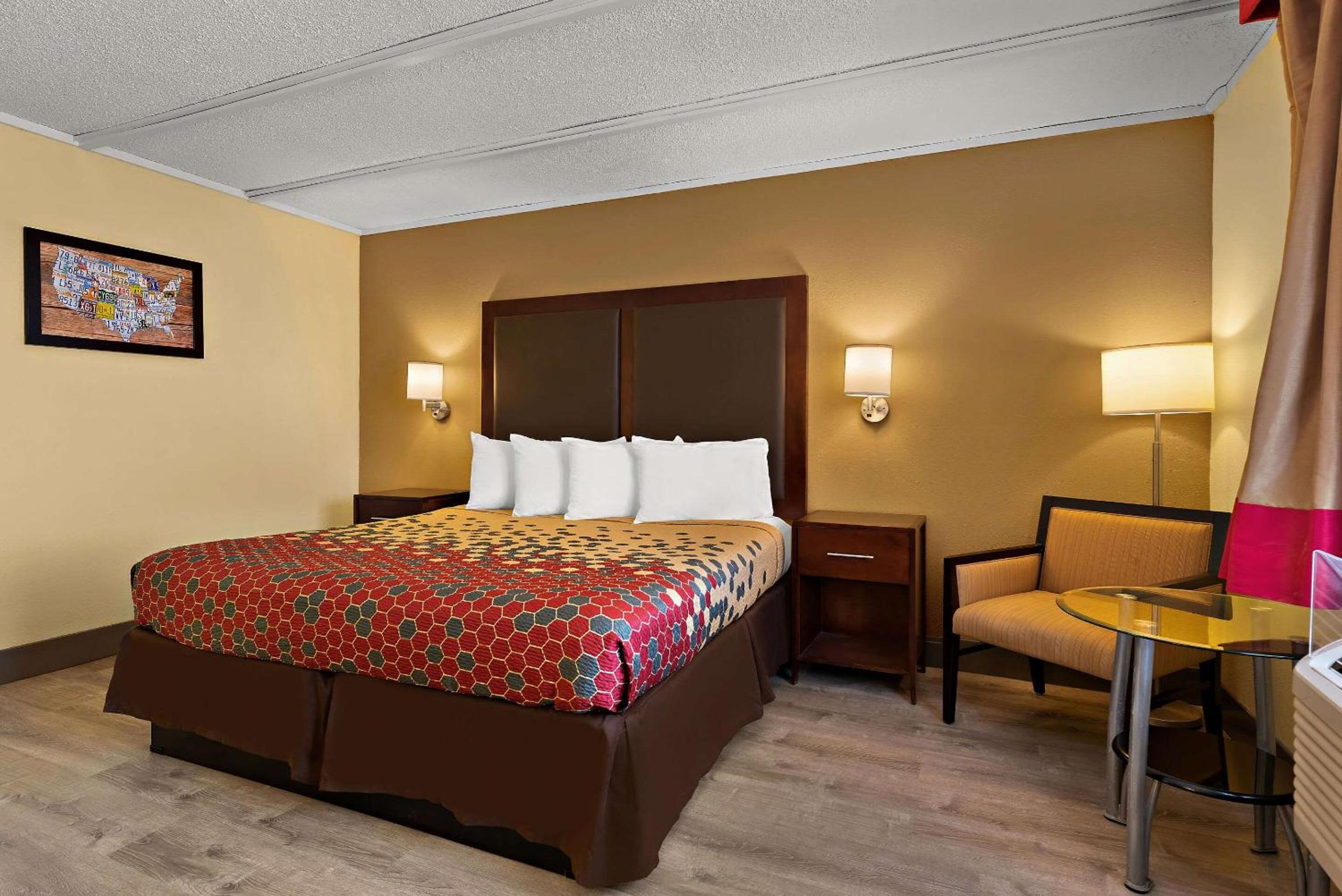 King Room - Non-Smoking - Photo 6