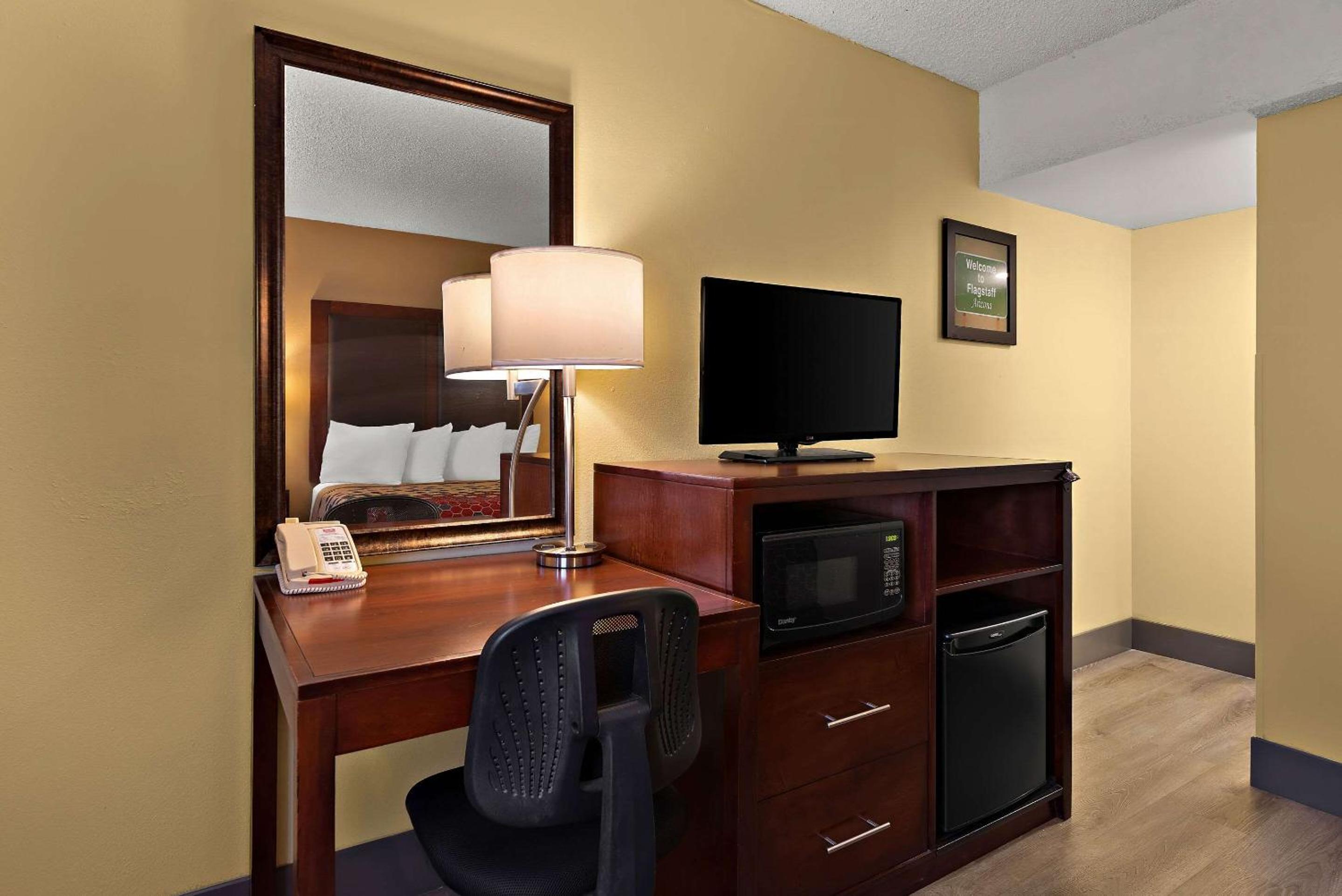 Queen Room - Non-Smoking - Photo 4
