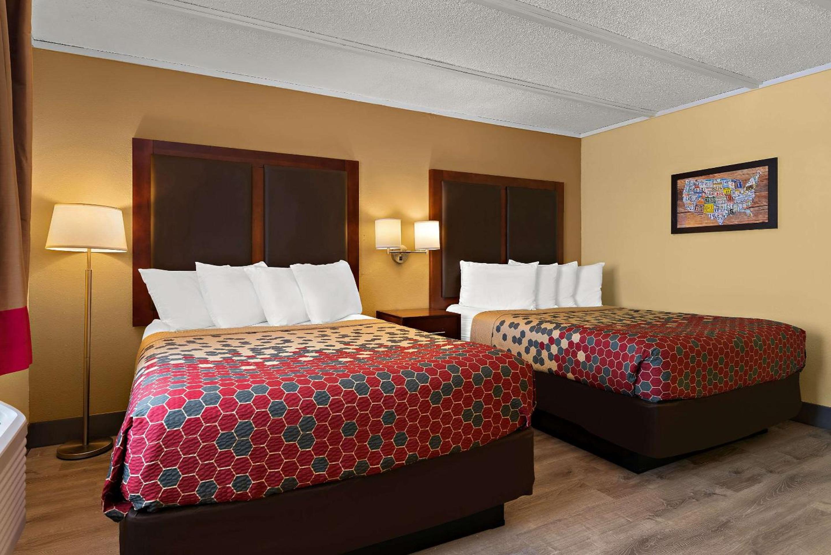Queen Room with Two Queen Beds - Non-Smoking - Photo 1