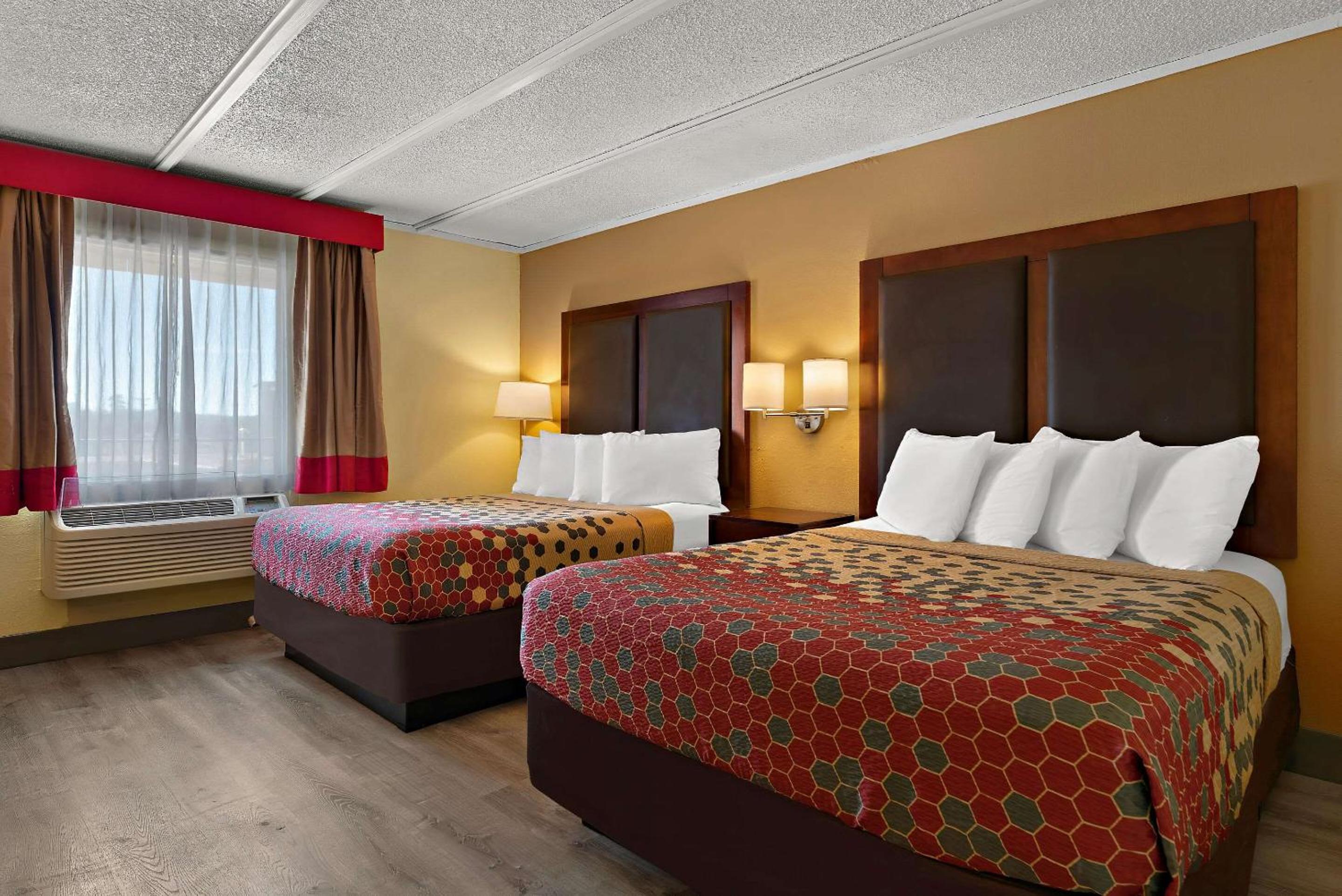 Queen Room with Two Queen Beds - Non-Smoking - Photo 2