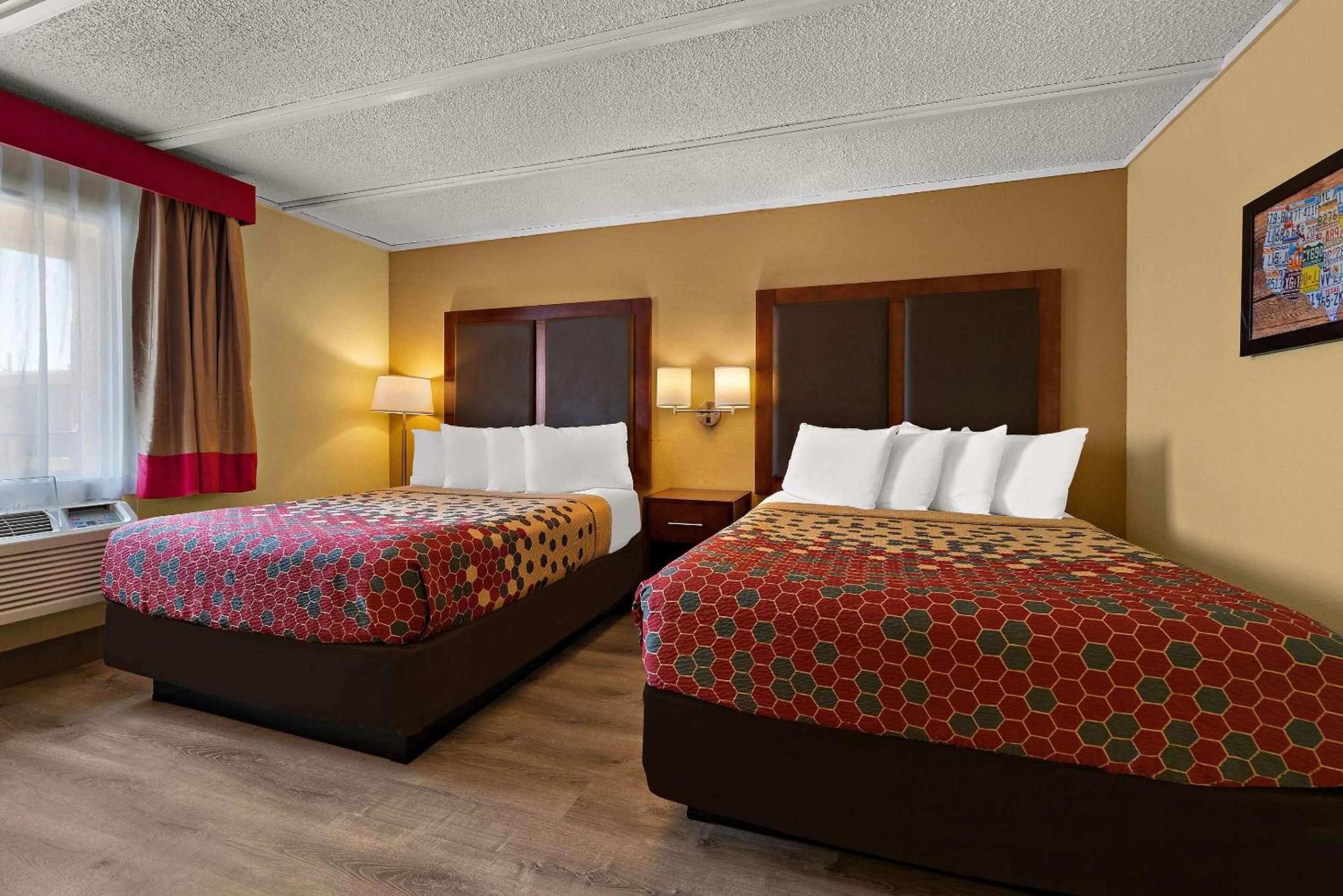 Queen Room with Two Queen Beds - Non-Smoking - Photo 6