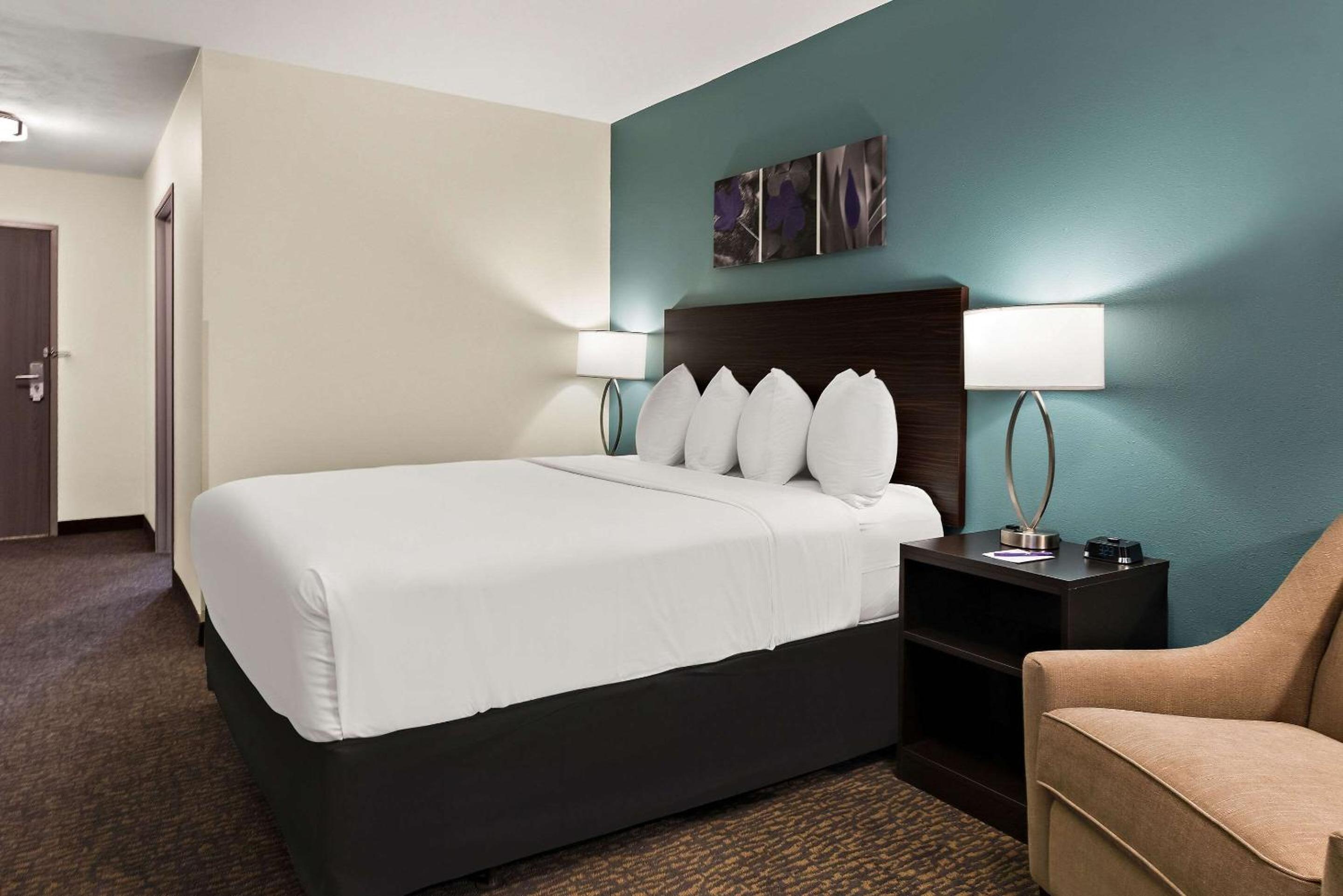 Queen Room - Non Smoking/Interior Hall
