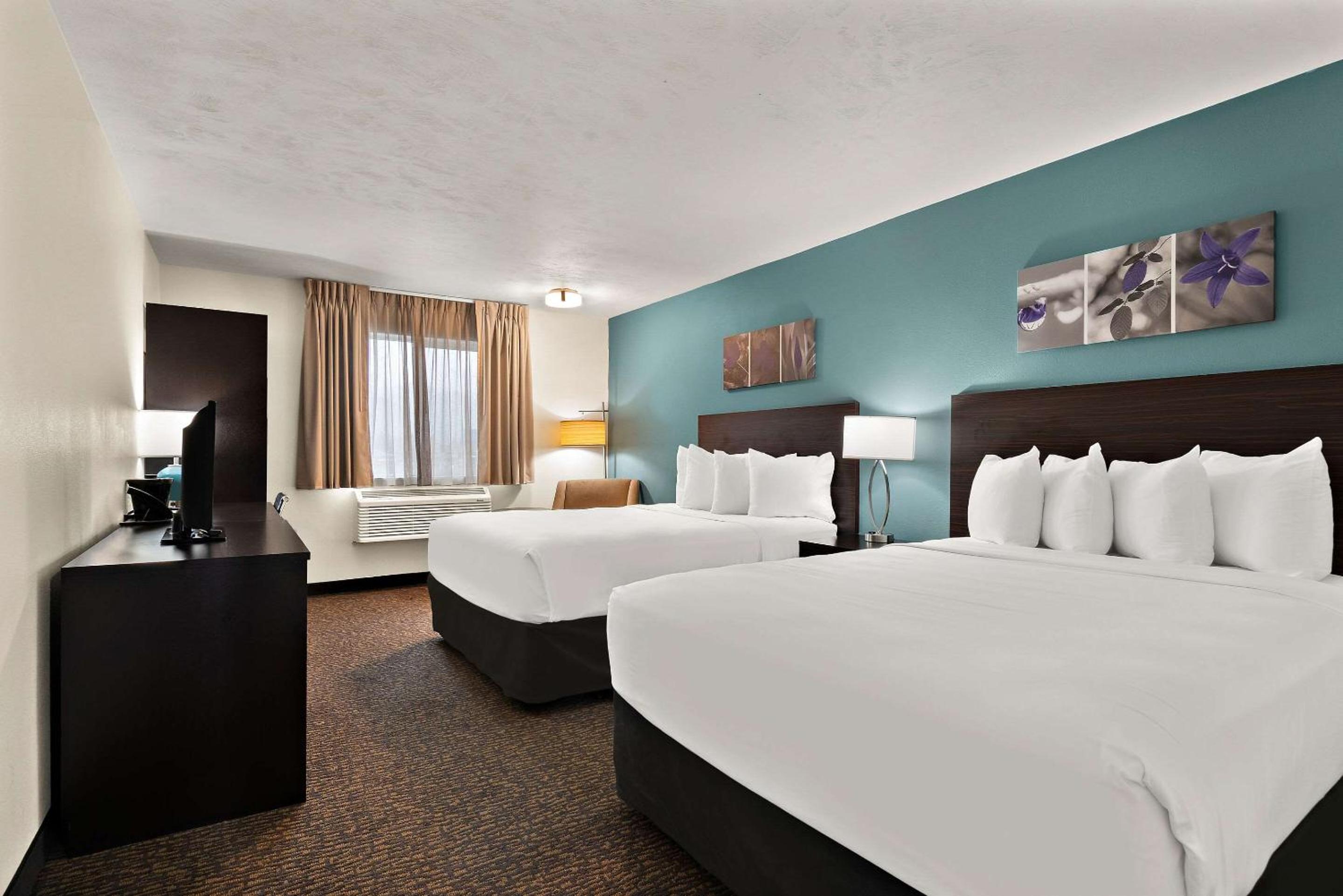 Quadruple Room with Two Queen Beds - Non Smoking