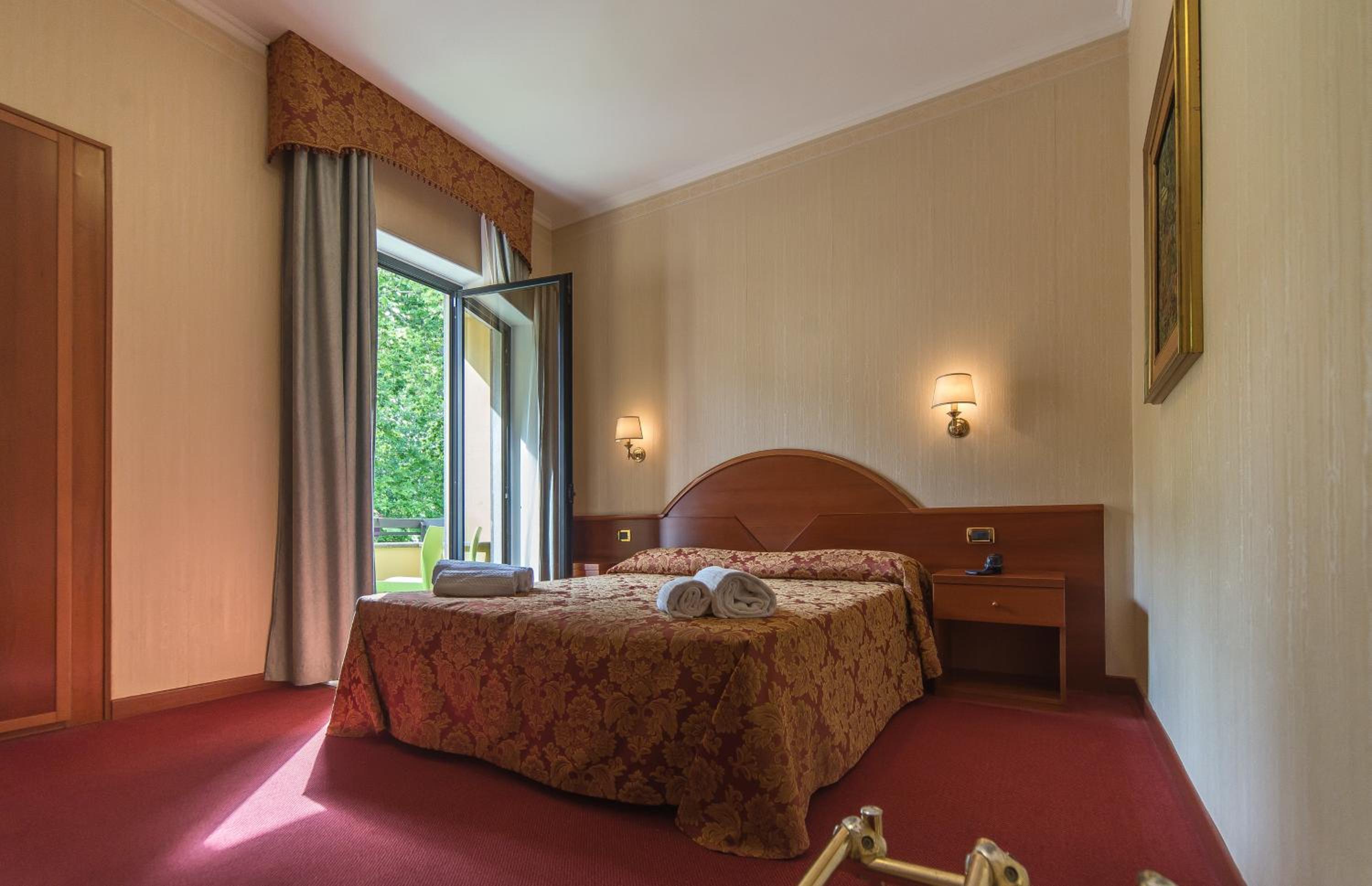 Double or Twin Room with Balcony - Photo 2