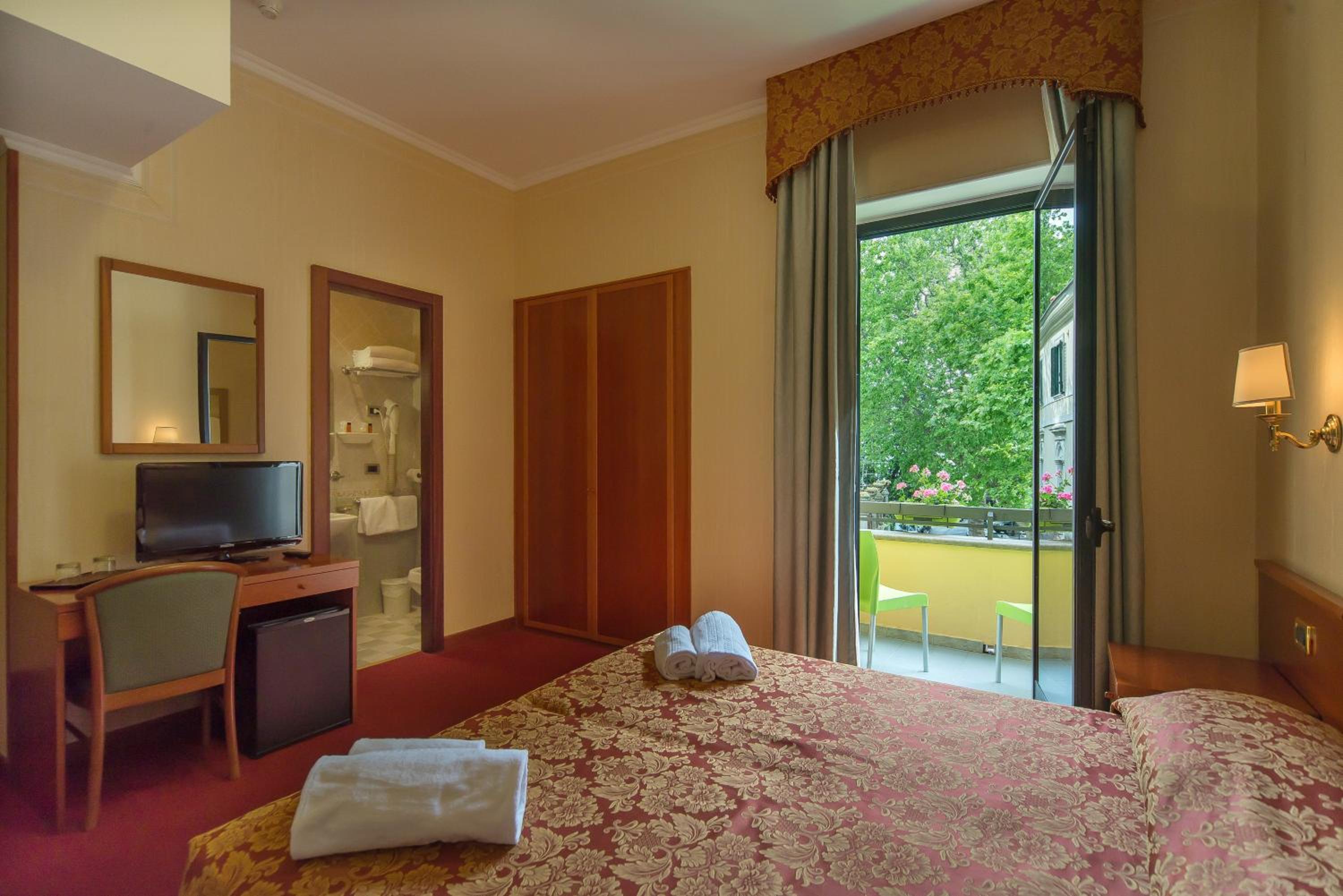 Double or Twin Room with Balcony - Photo 5