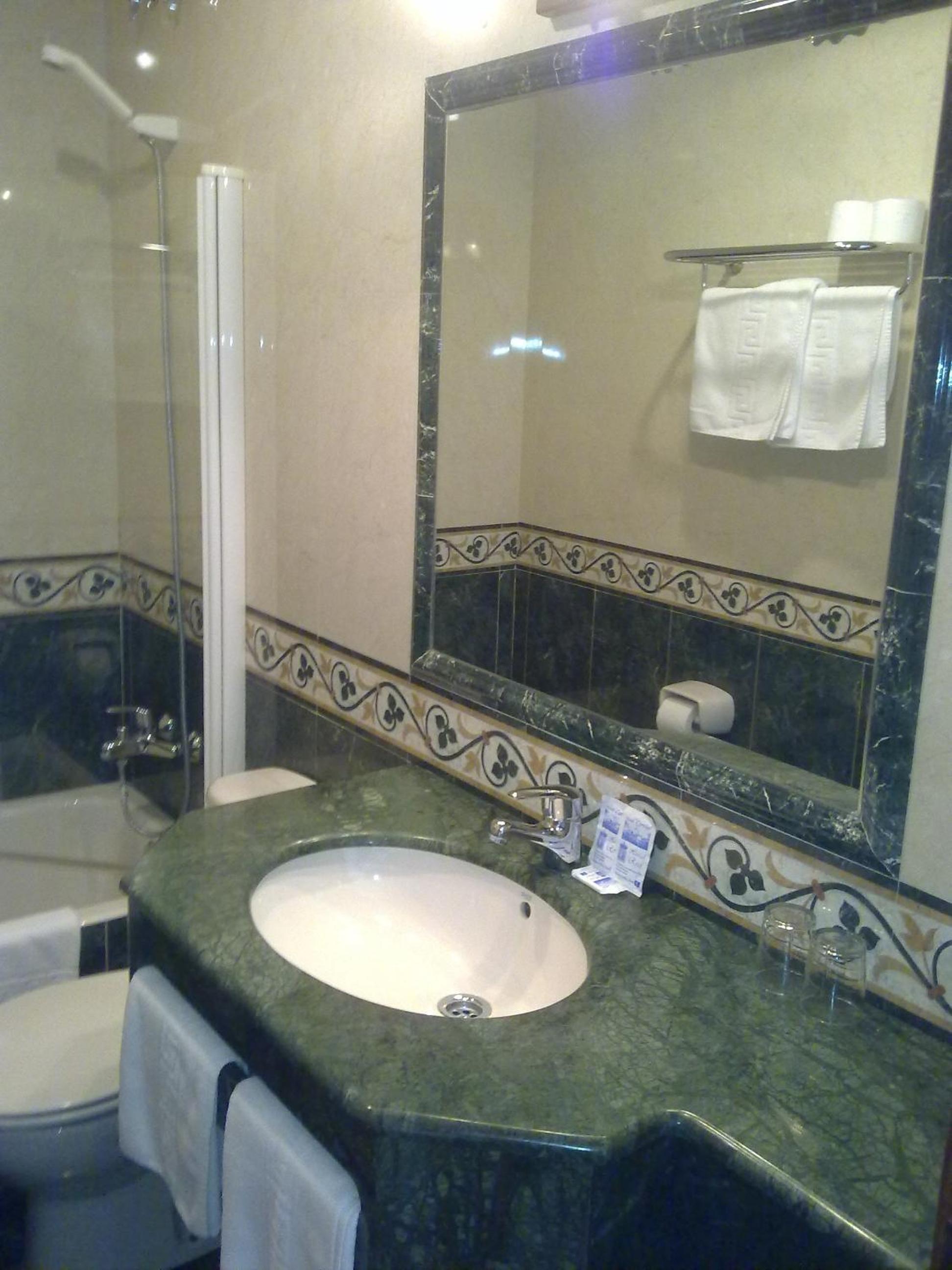 Twin Room - Photo 1