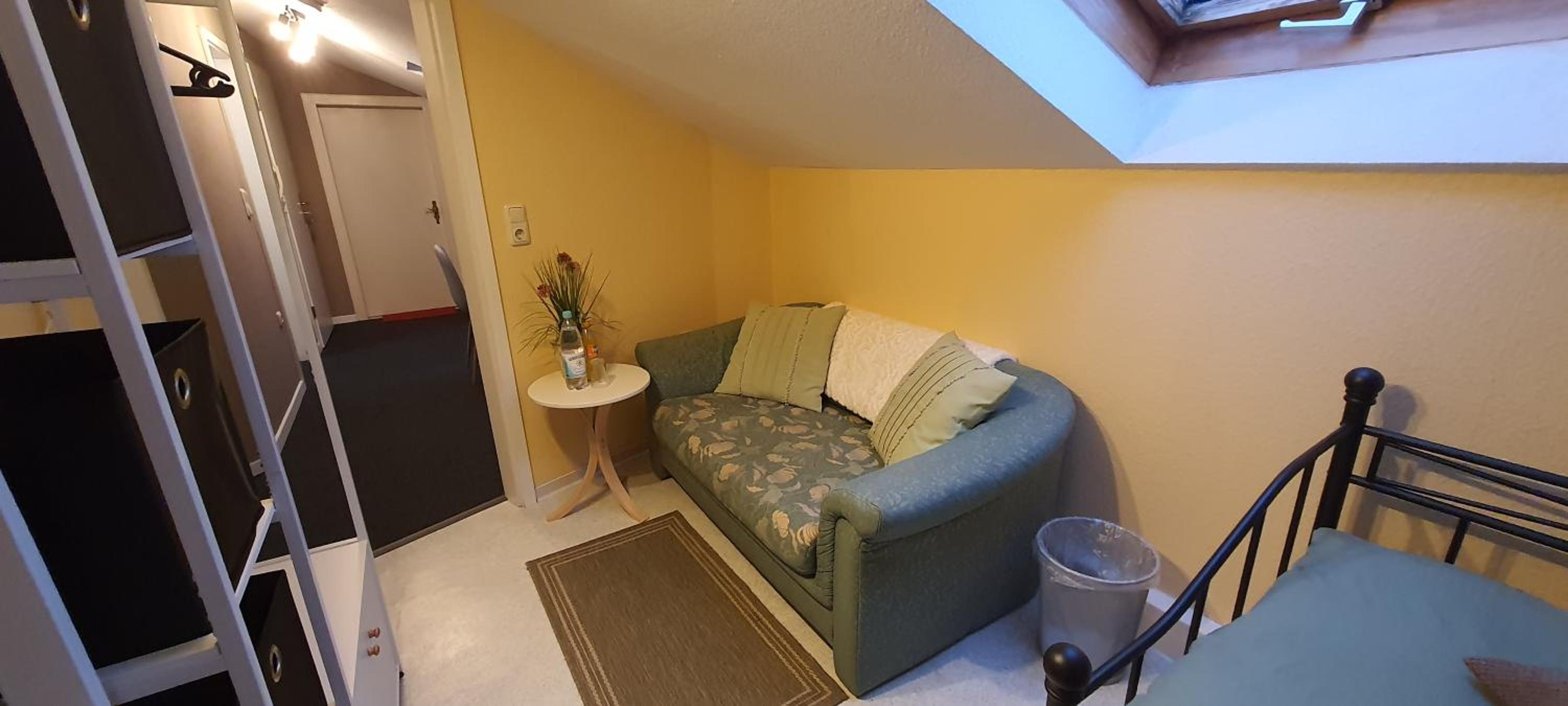 Small Single Room photo 2