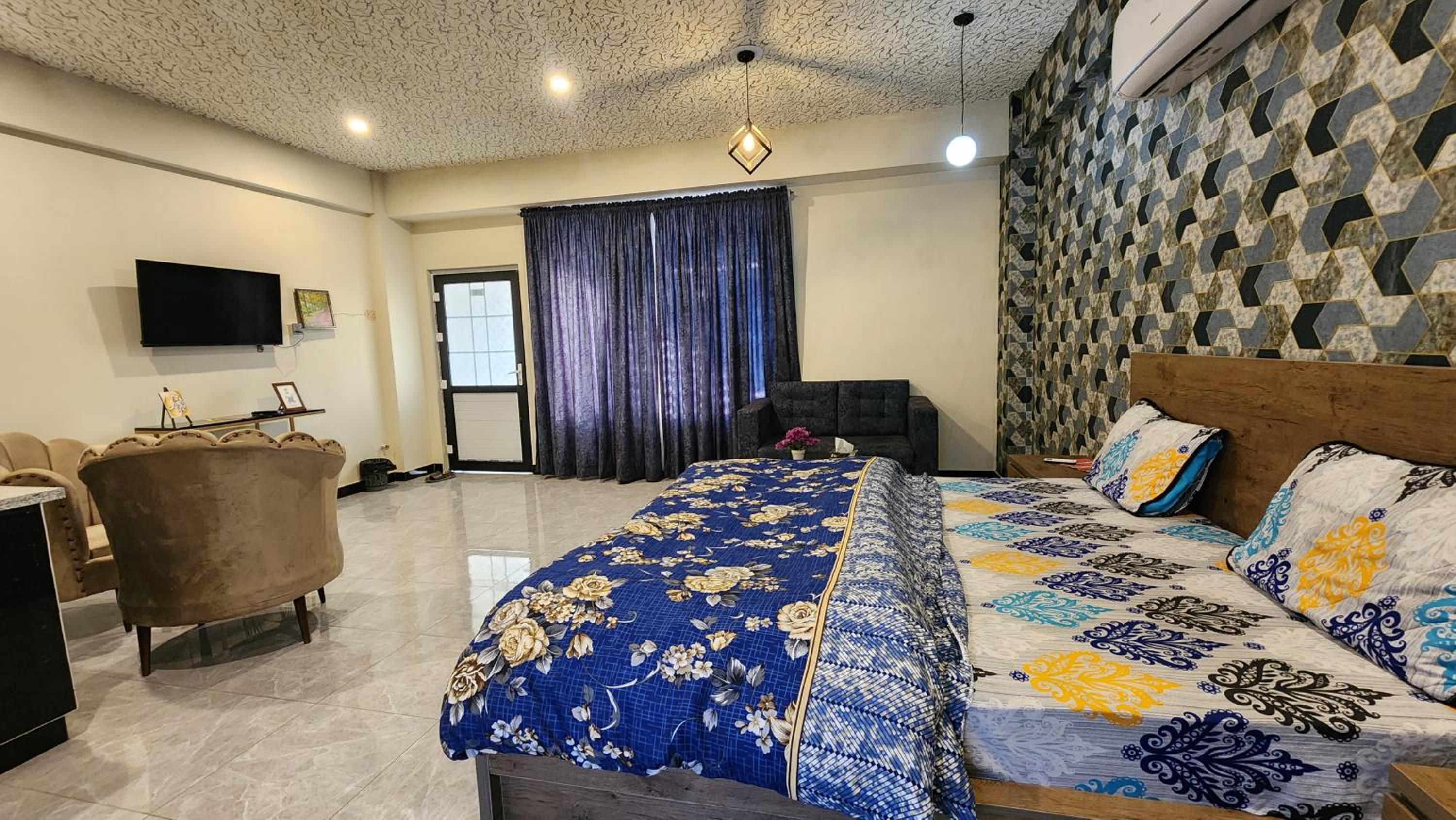 Deluxe King Suite photo 2